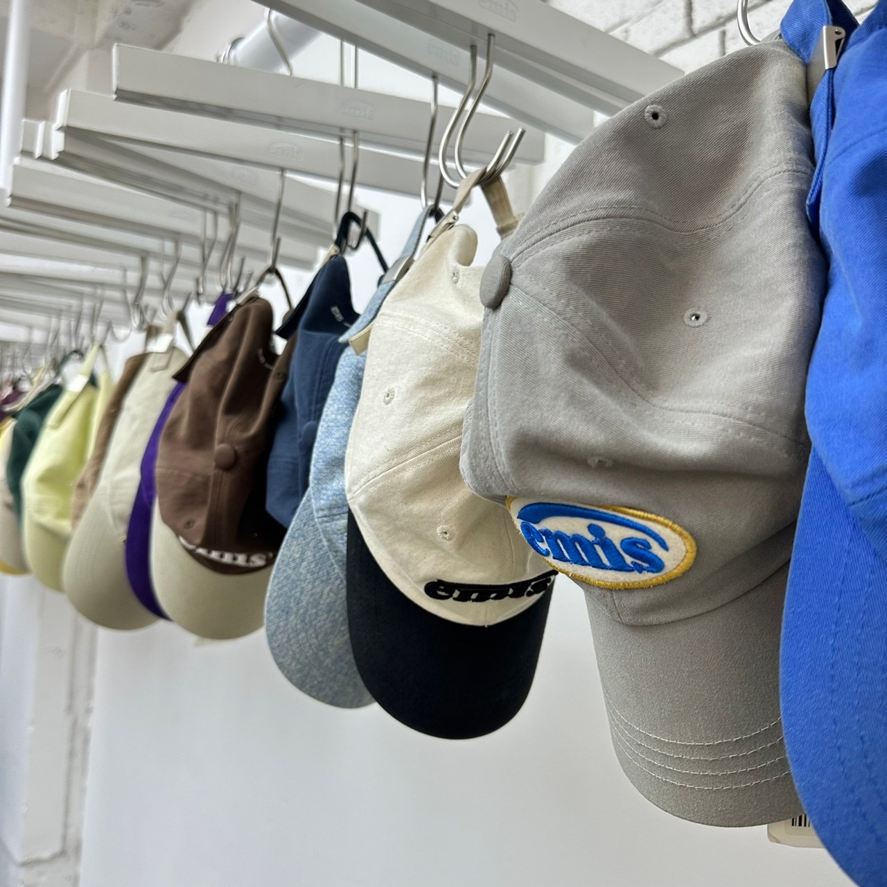 Emis New Logo Emis Cap Beige Green 착용 스타일 - 2