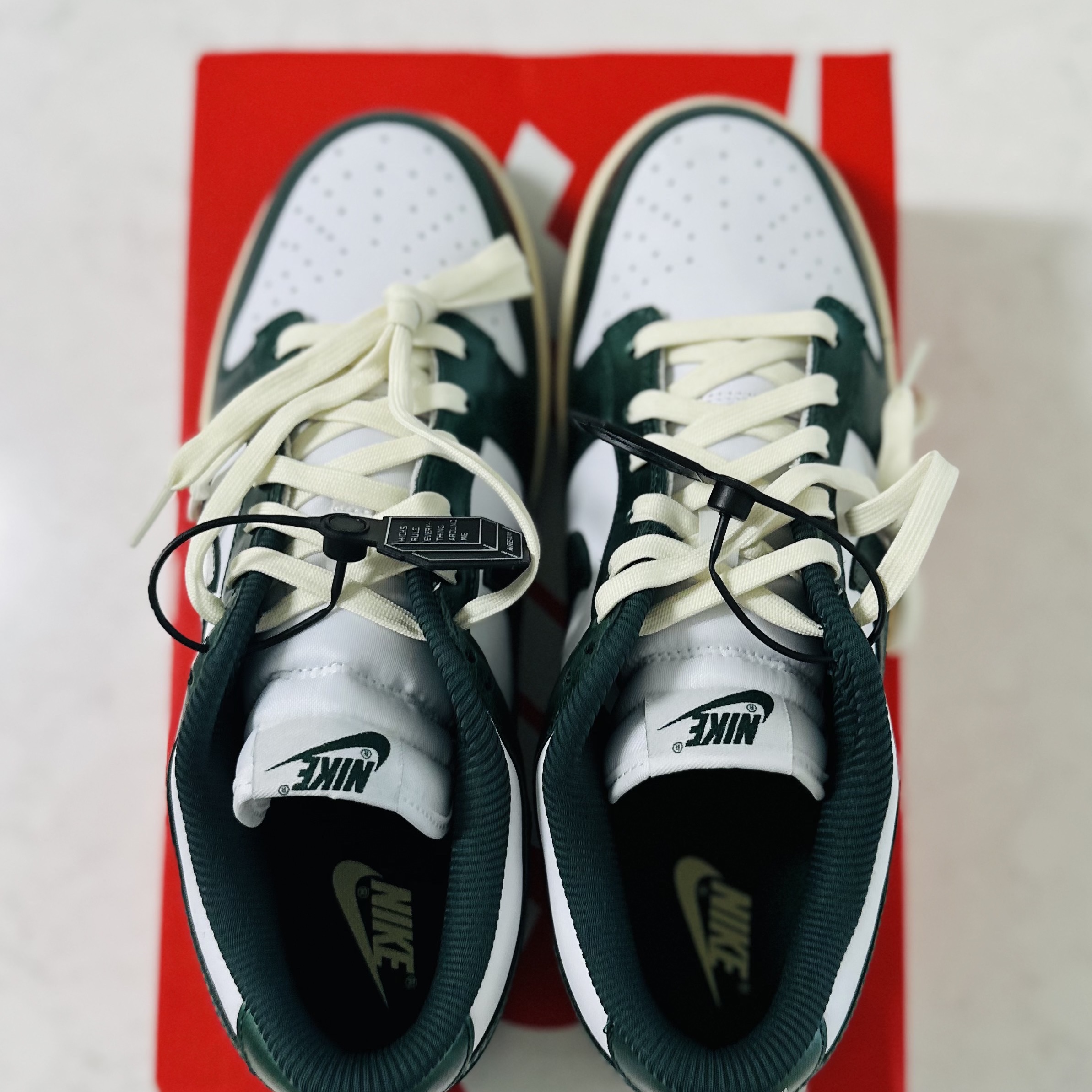 (W) Nike Dunk Low Vintage Green 착용 스타일 - 1