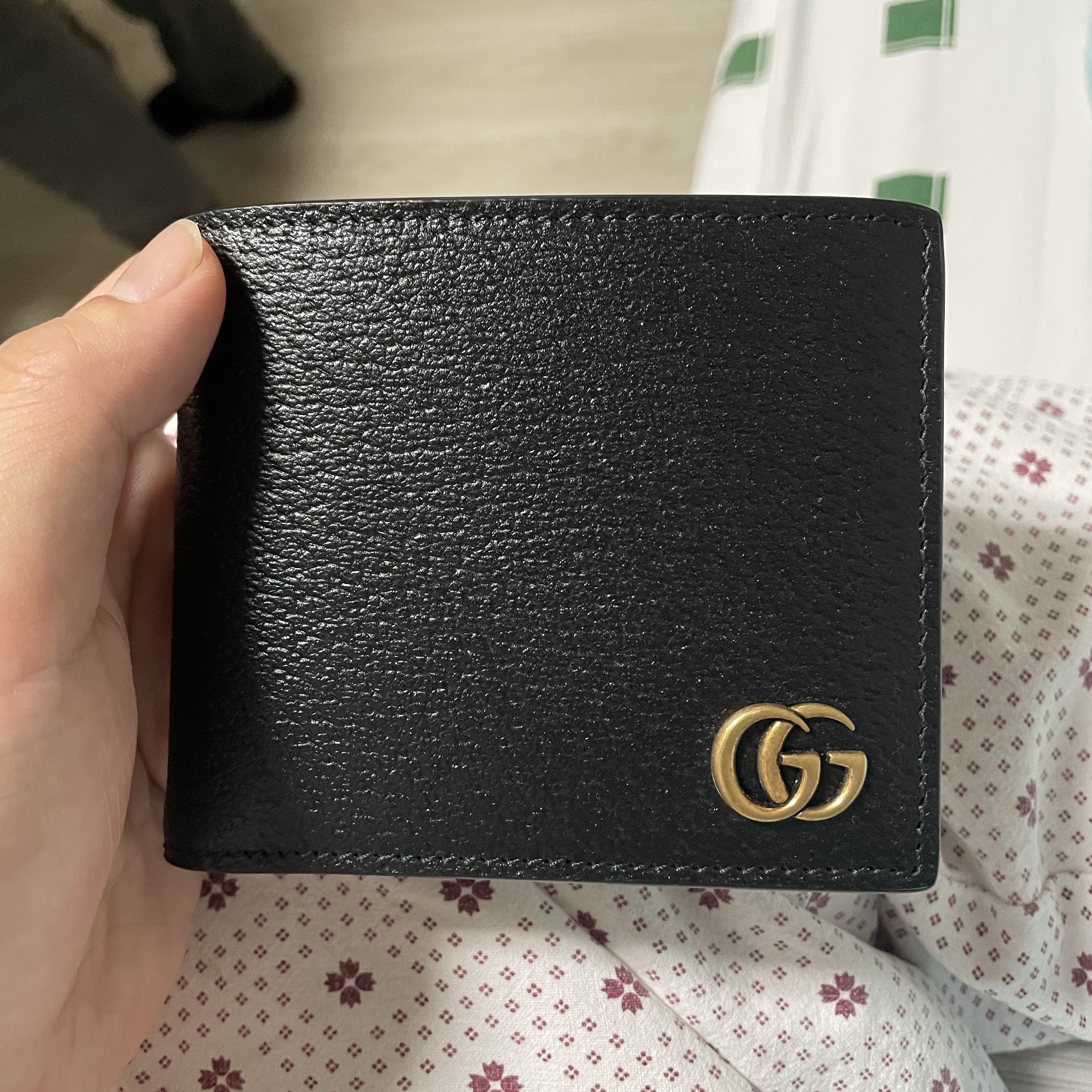Gucci GG Marmont Leather Bi-Fold Wallet Black Gold 착용 스타일