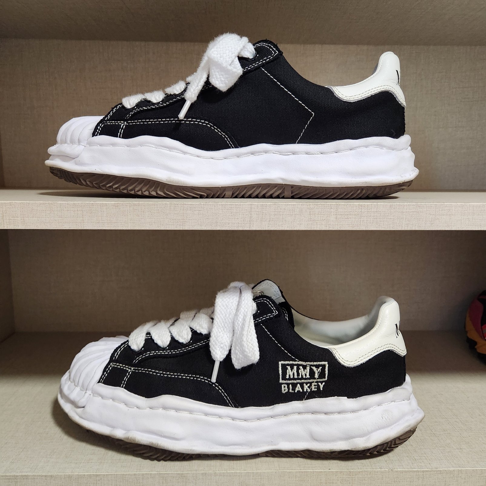 Maison Mihara Yasuhiro Blakey OG Sole Canvas Low-top Sneakers Black White 착용 스타일