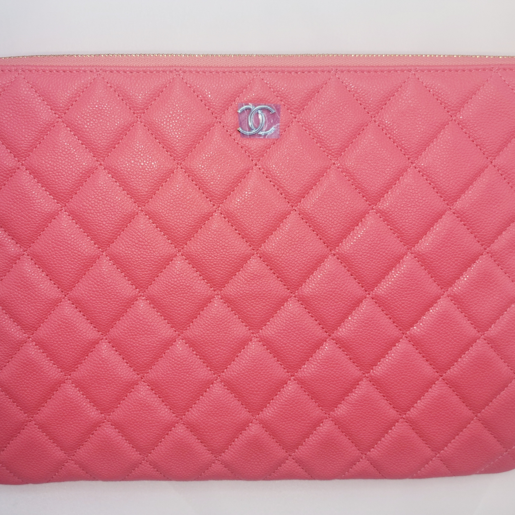 Chanel Medium Classic Pouch Grained Calfskin & Gold Pink, Chanel Medium Classic Pouch Grained Calfskin & Silver Black 착용 스타일 - 1