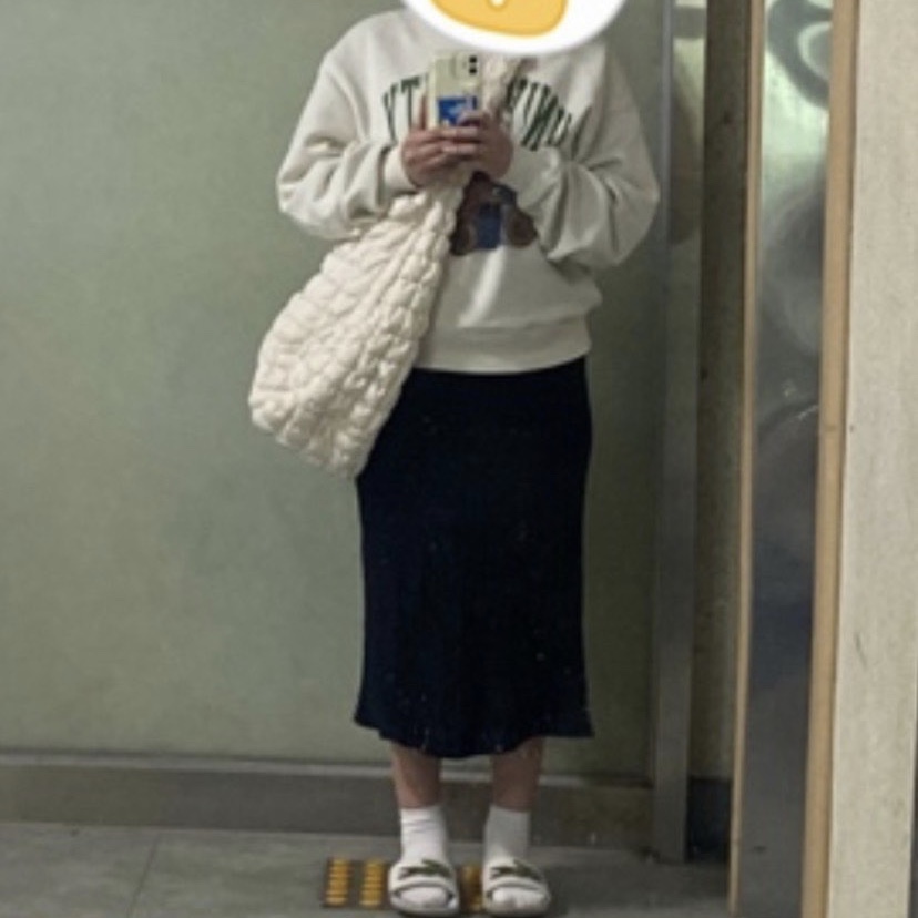 COS Quilted Oversized Shoulder Bag Off White Light Beige, (W) Lacoste Croco 1.0 Slides White Green 착용 스타일