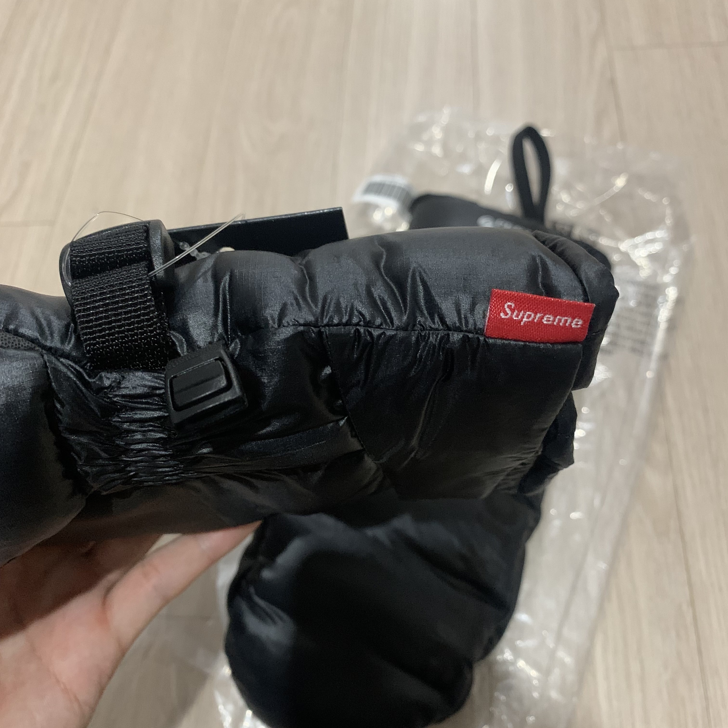 Supreme Featherweight Down Mittens Black - 23FW 착용 스타일 - 2