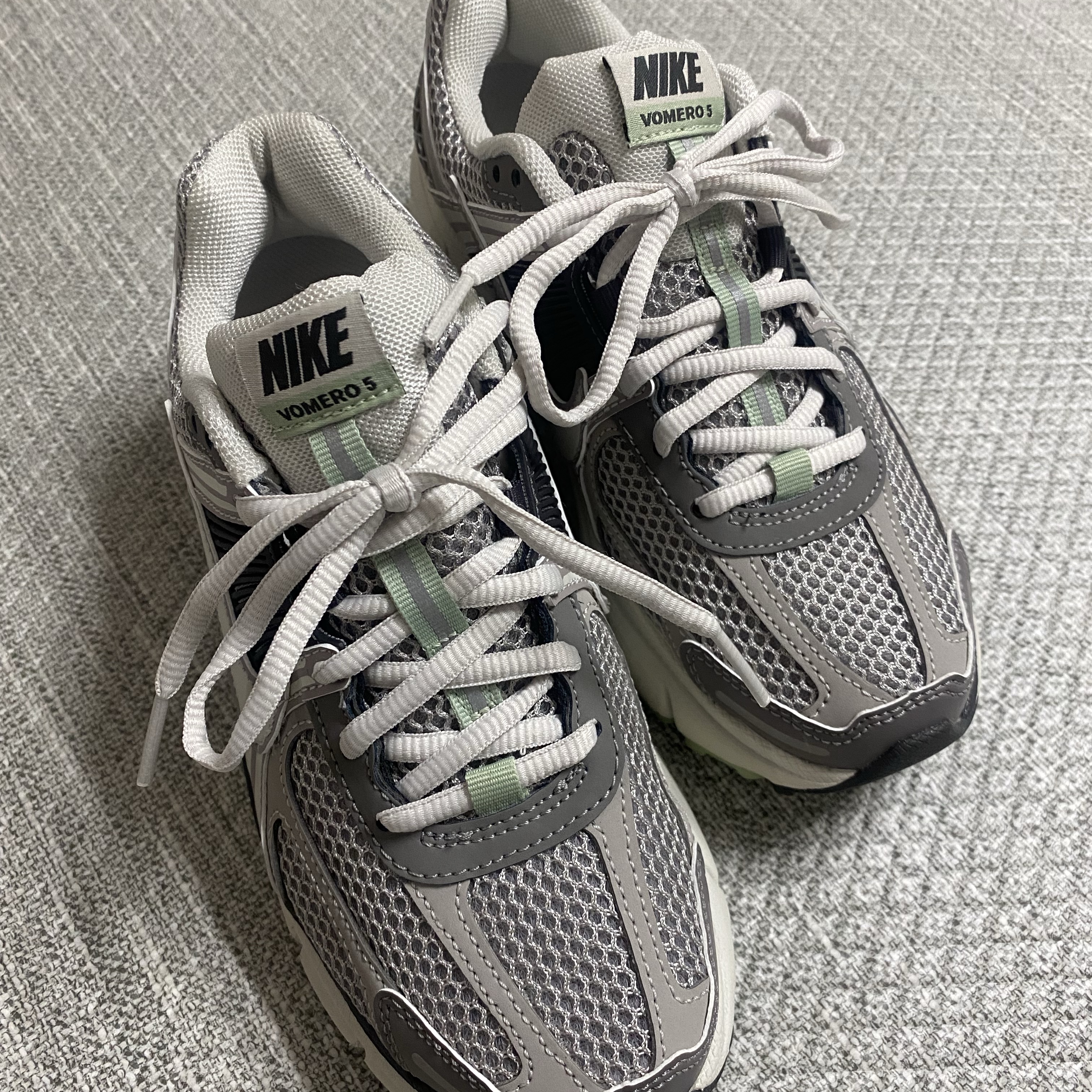 (W) Nike Zoom Vomero 5 Cobblestone and Flat Pewter 착용 스타일