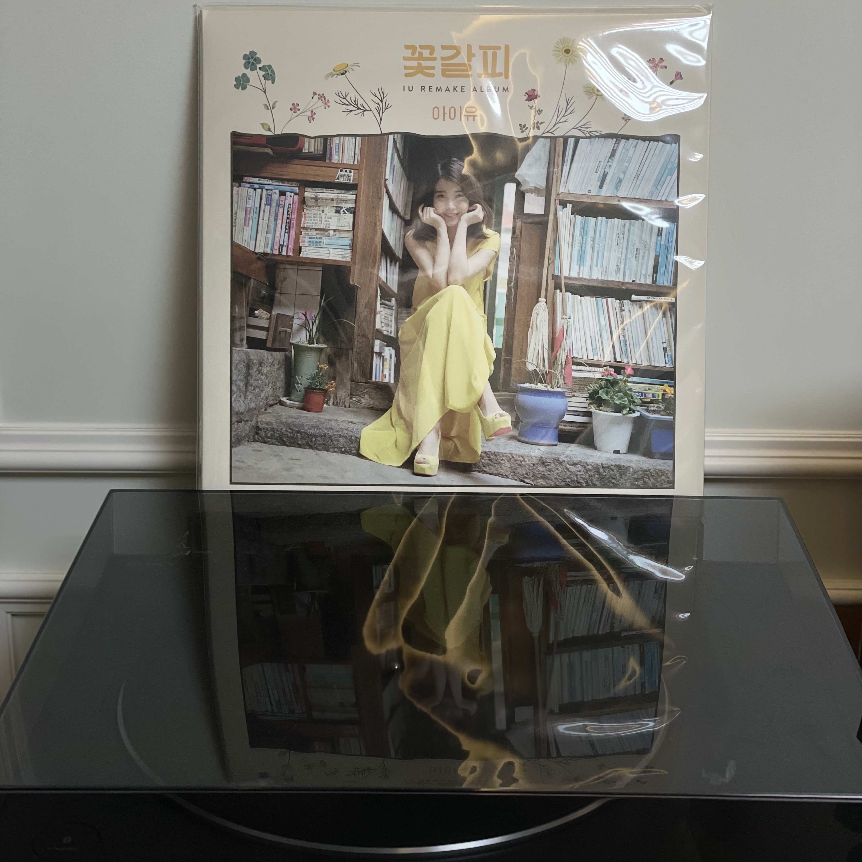 IU Remake Album A Flower Bookmark (Edam Ver.) LP, Sony PS-LX310BT Black (Sony Korea Ver.) 착용 스타일 - 1