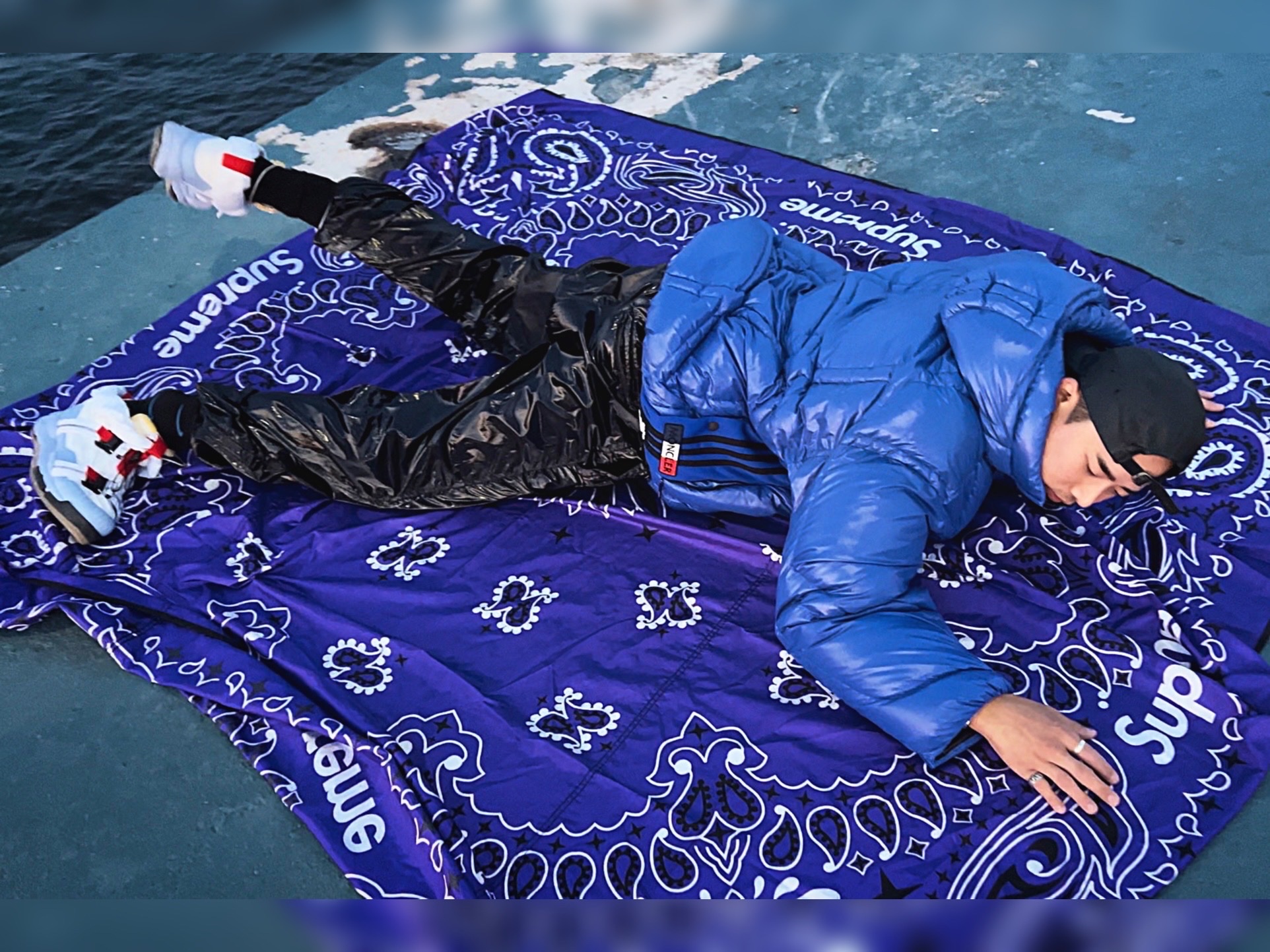 Supreme Leather Camp Cap Black - 21SS, Supreme x Bounty Hunter Mesh Moto Jersey Royal Blue - 23FW 착용 스타일 - 3