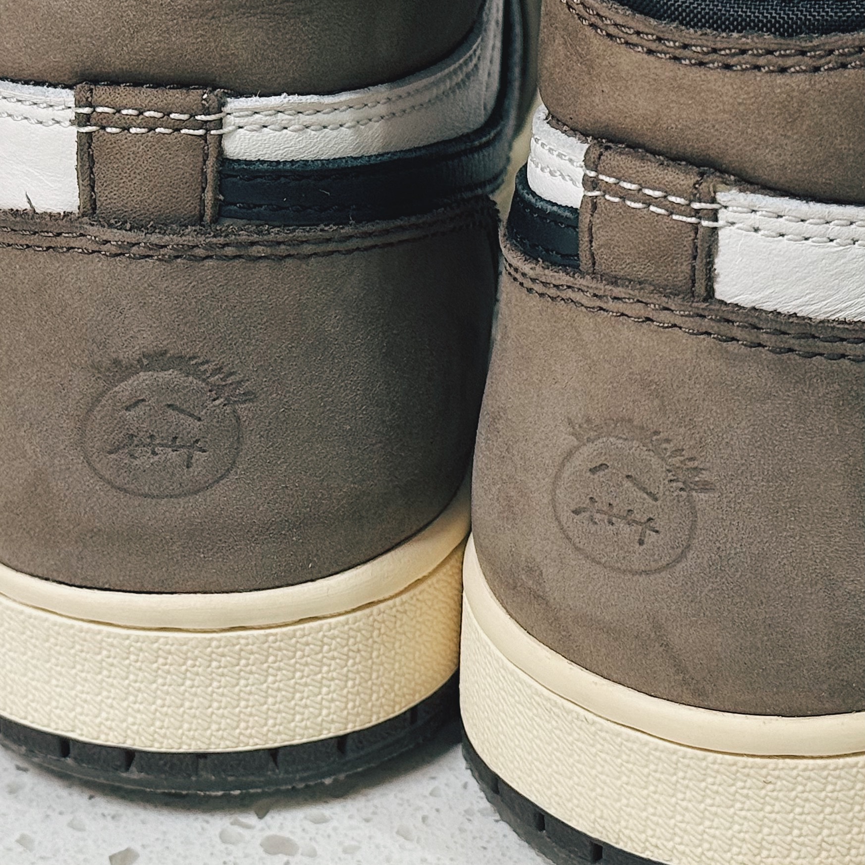 Jordan 1 x Travis Scott Retro High OG SP Mocha 착용 스타일 - 2