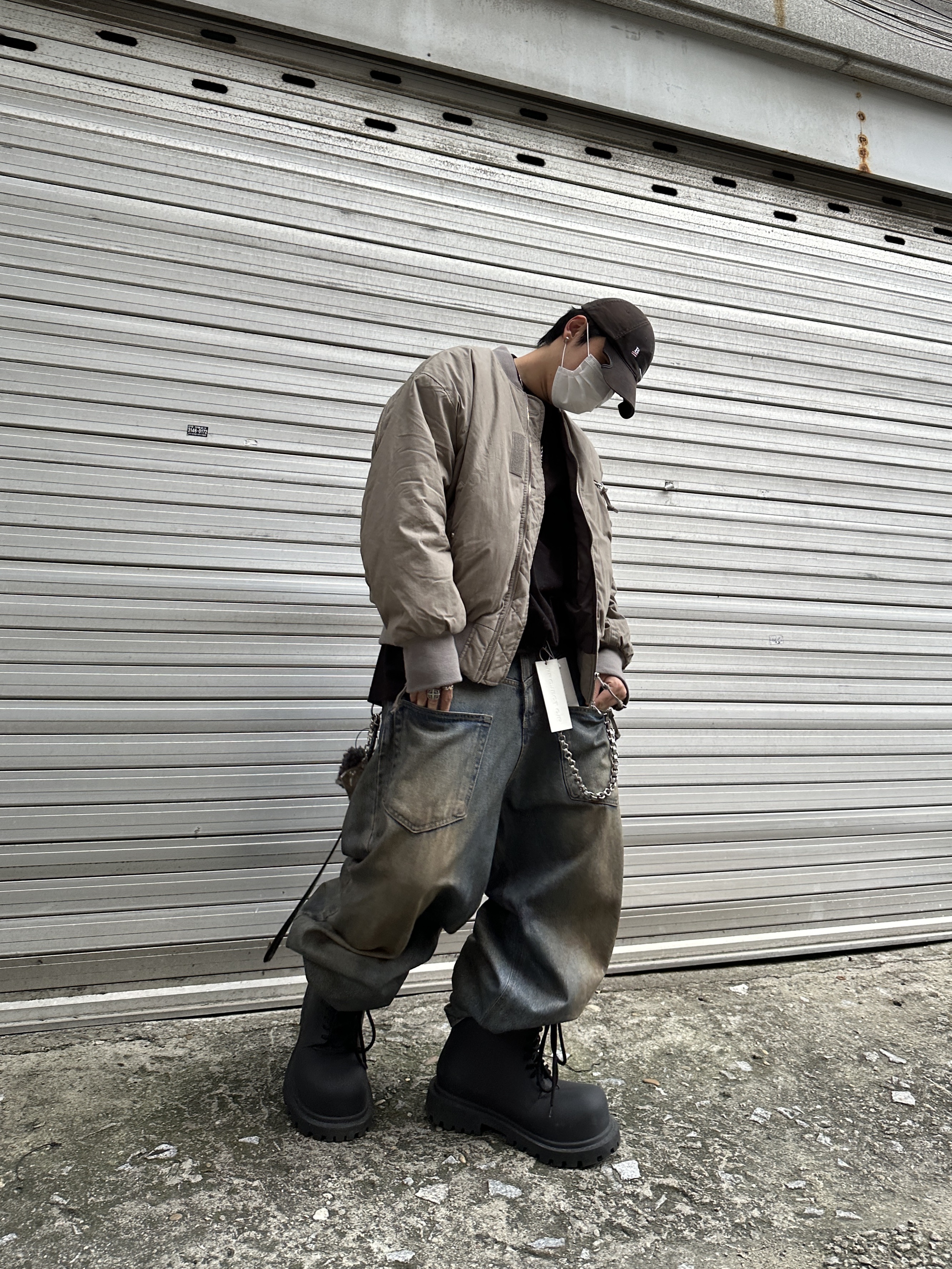 Grailz Multi Zipper Bomber Jacket Taupe, Project G/R Backward Denim Pants Blue 착용 스타일 - 1