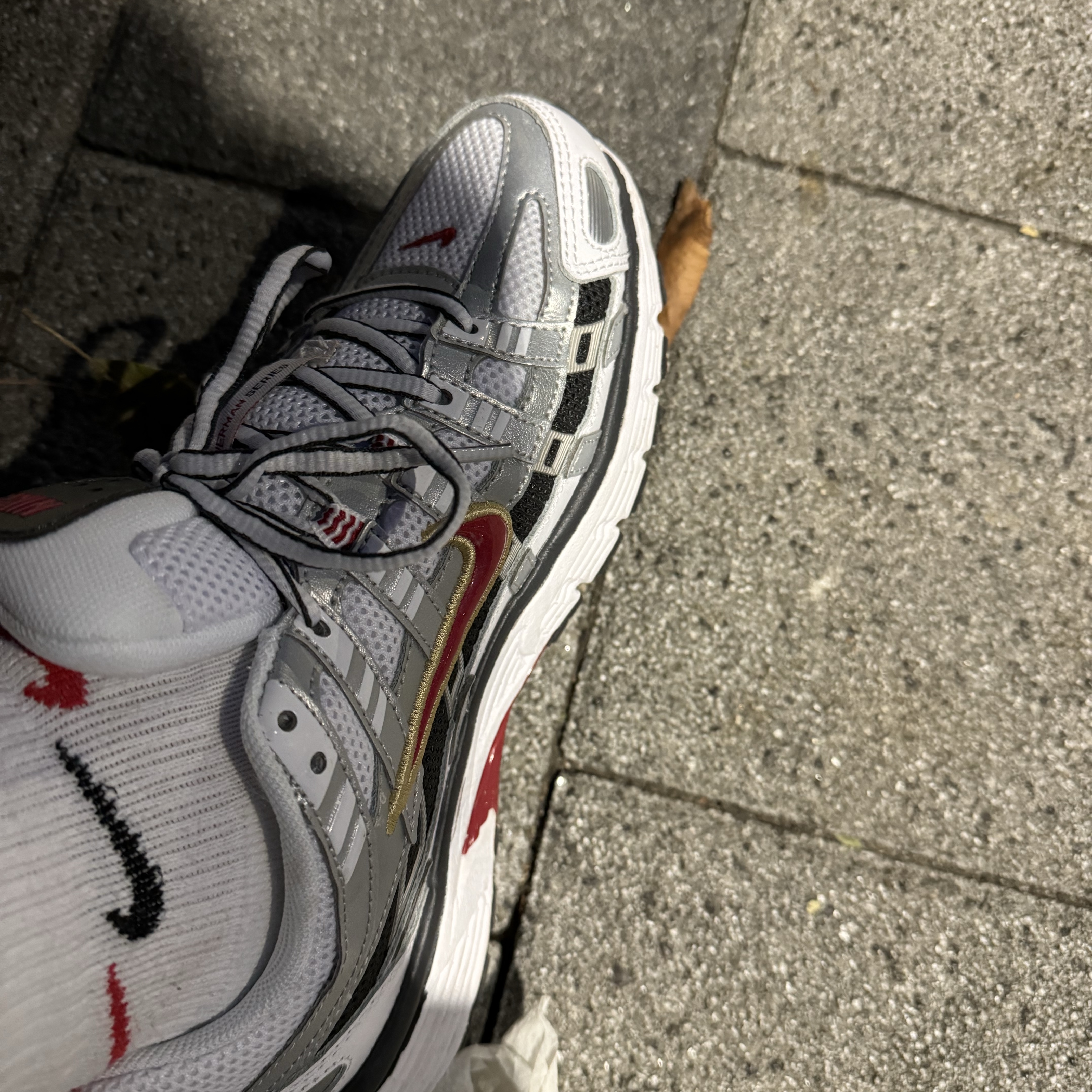 (W) Nike P-6000 Metallic Silver Red 착용 스타일 - 3