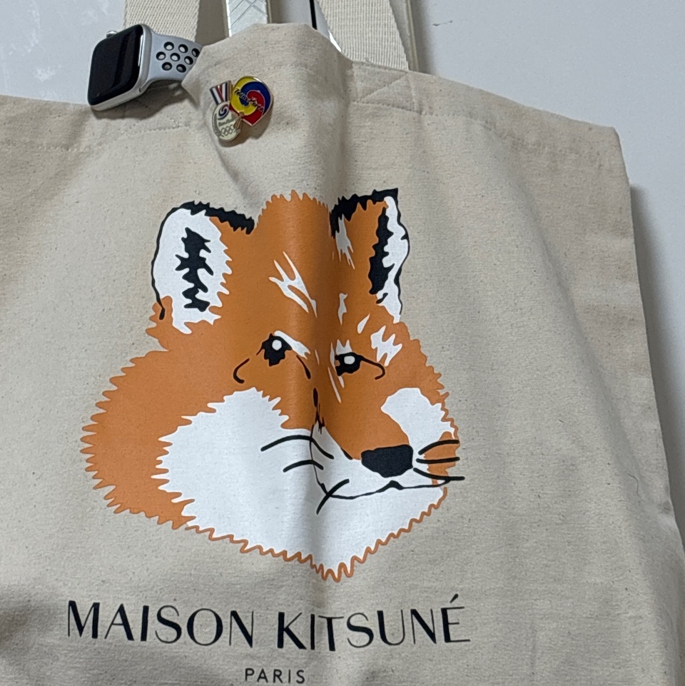 Maison Kitsune Fox Head Tote Bag Ecru 착용 스타일