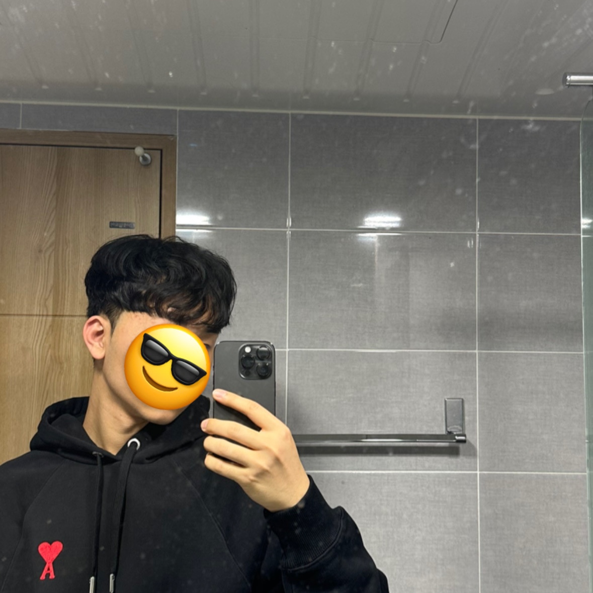 AMI de Coeur Hoodie Black 착용 스타일