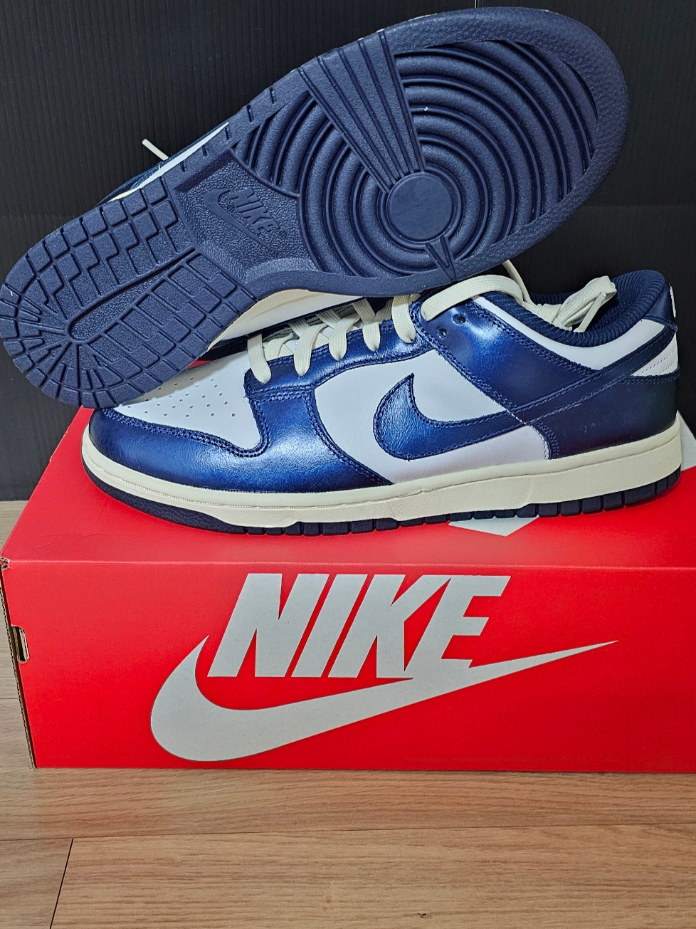(W) Nike Dunk Low PRM Midnight Navy and White 착용 스타일 - 5