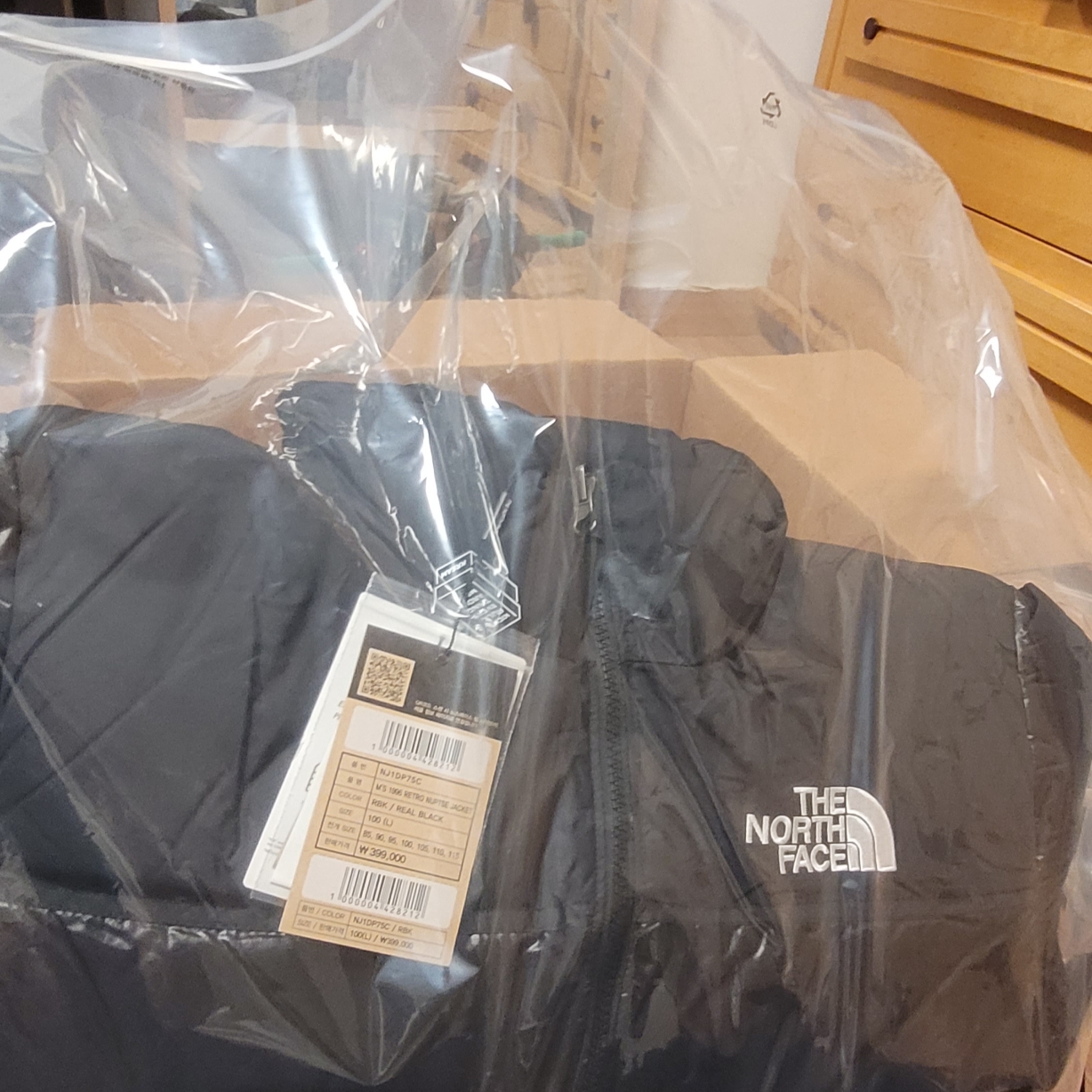 The North Face 1996 Eco Nuptse Jacket Real Black 착용 스타일