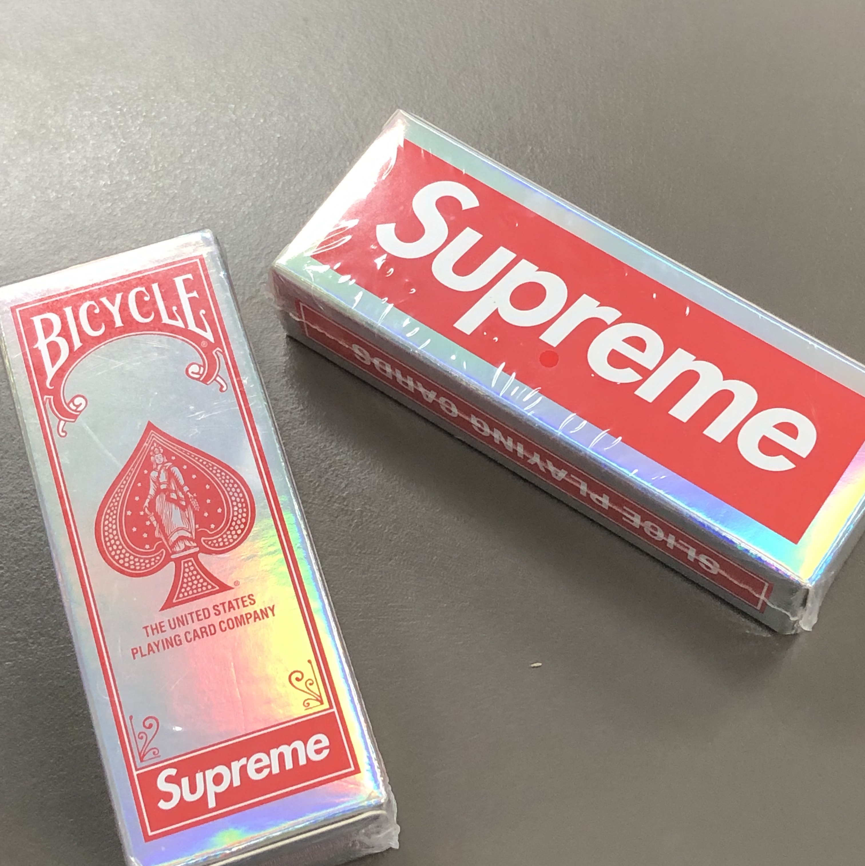 Supreme x Bicycle Holographic Slice Cards Holographic - 23FW 착용 스타일