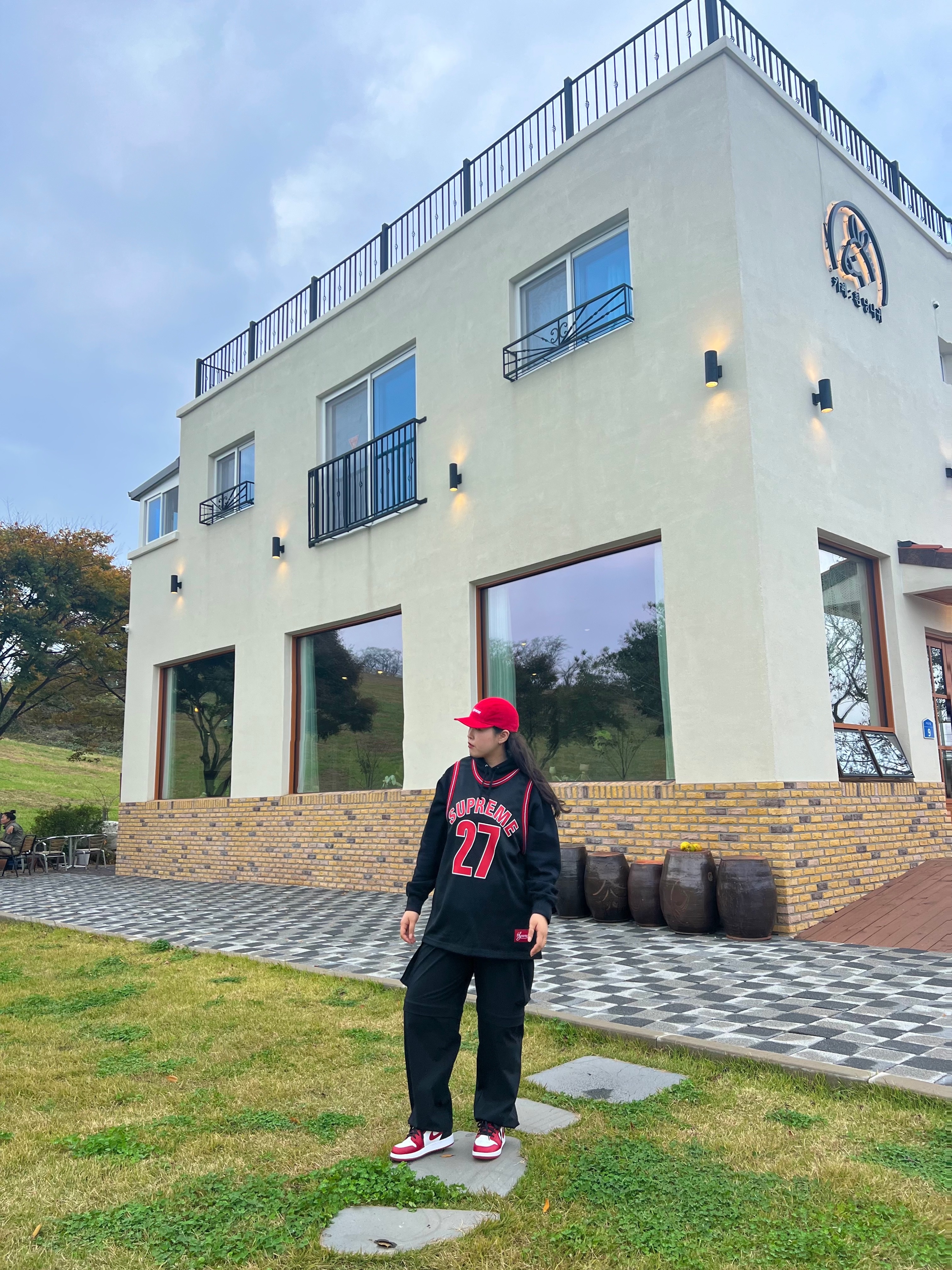 Supreme Basketball Jersey Hooded Sweatshirt Black - 21SS, (W) Jordan 1 Low White Gym Red 착용 스타일 - 2