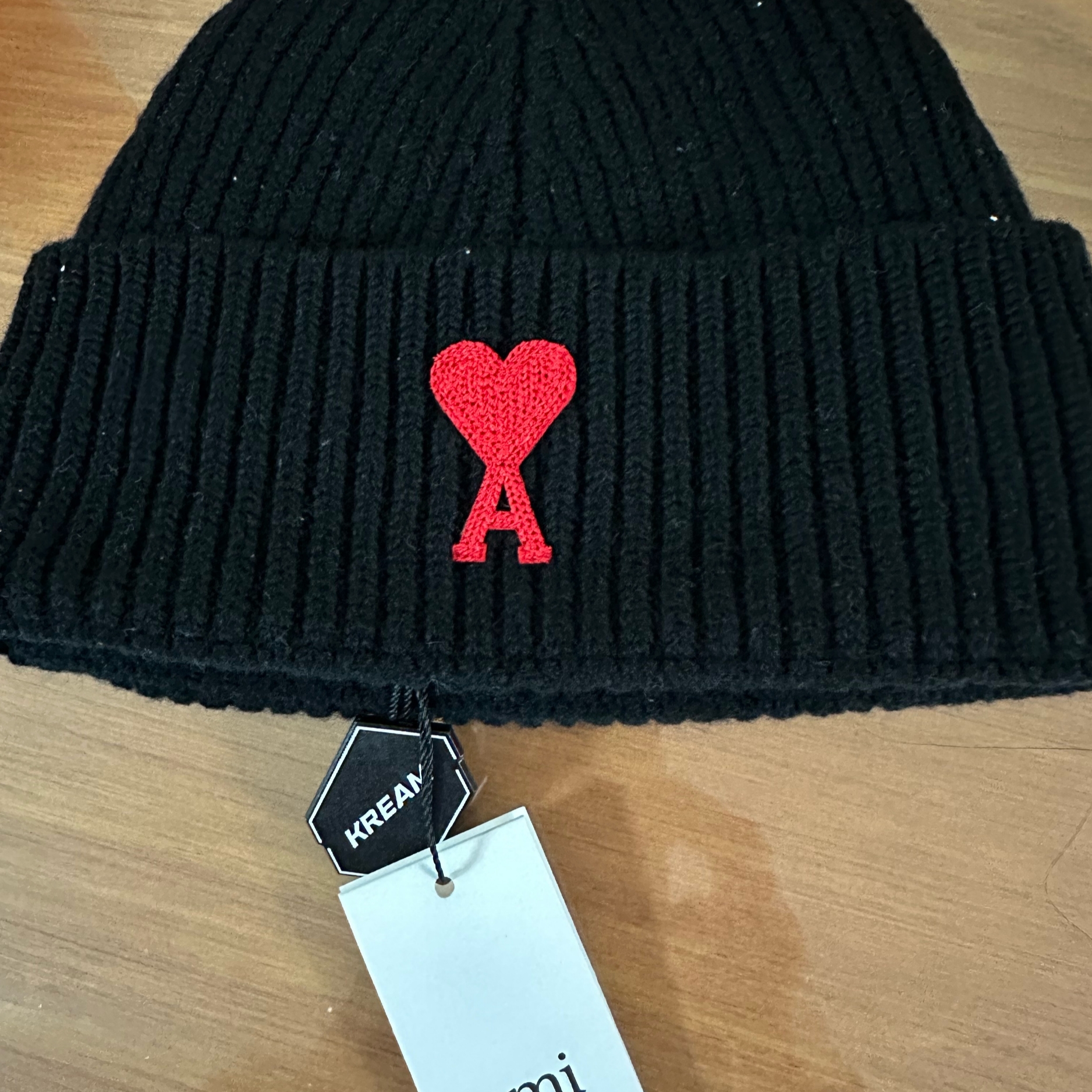 AMI de Coeur Beanie Black Red 착용 스타일