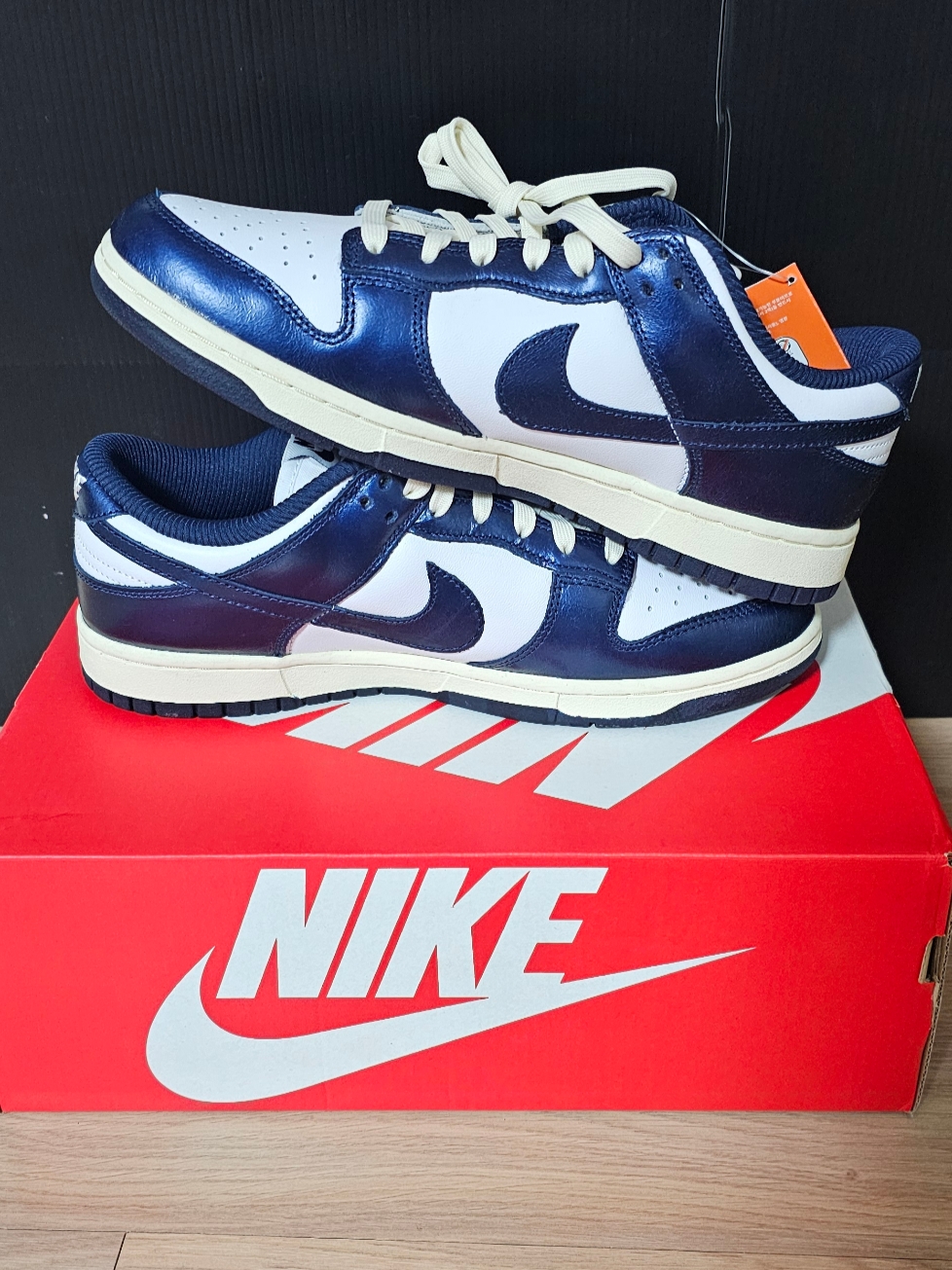 (W) Nike Dunk Low PRM Midnight Navy and White 착용 스타일 - 3