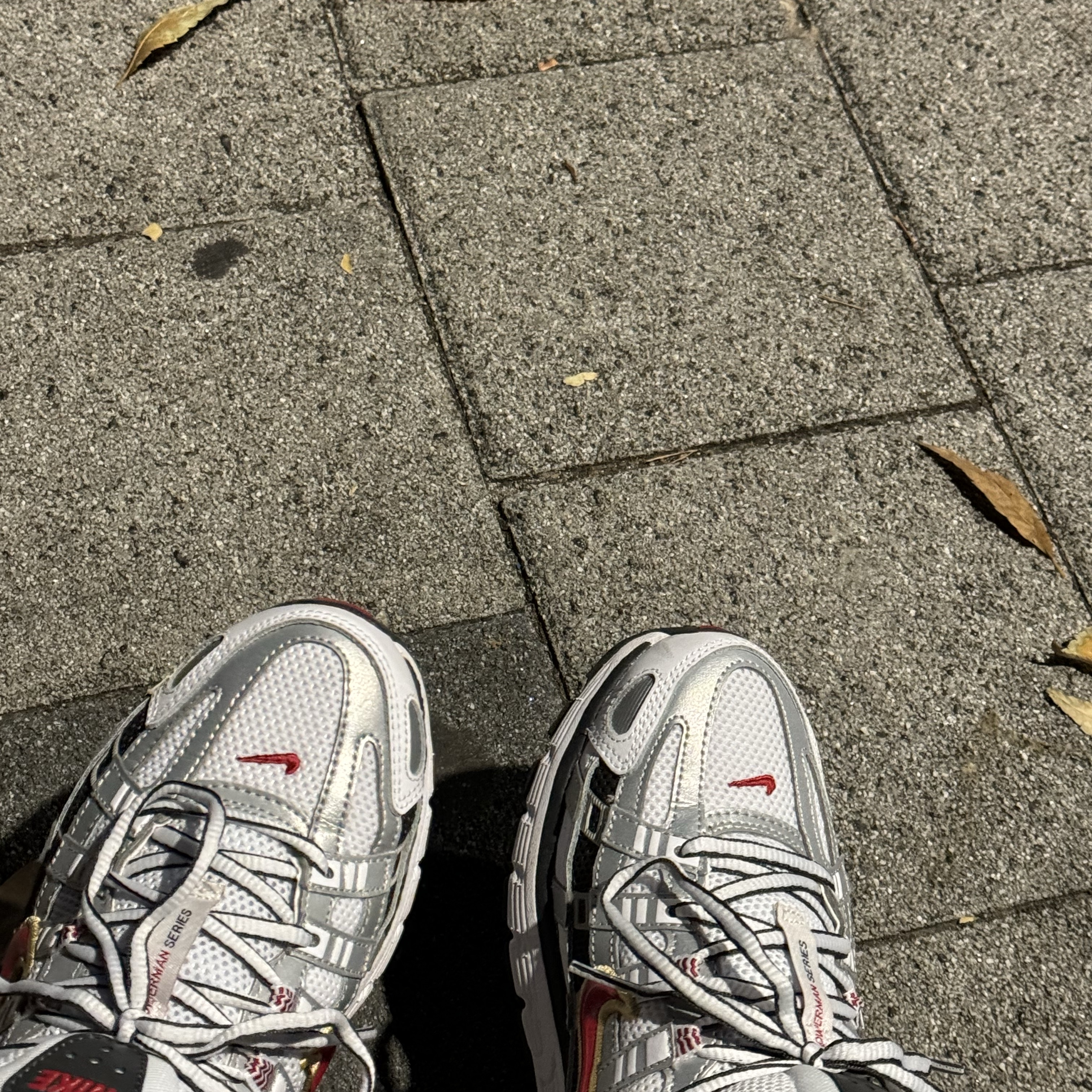 (W) Nike P-6000 Metallic Silver Red 착용 스타일 - 1