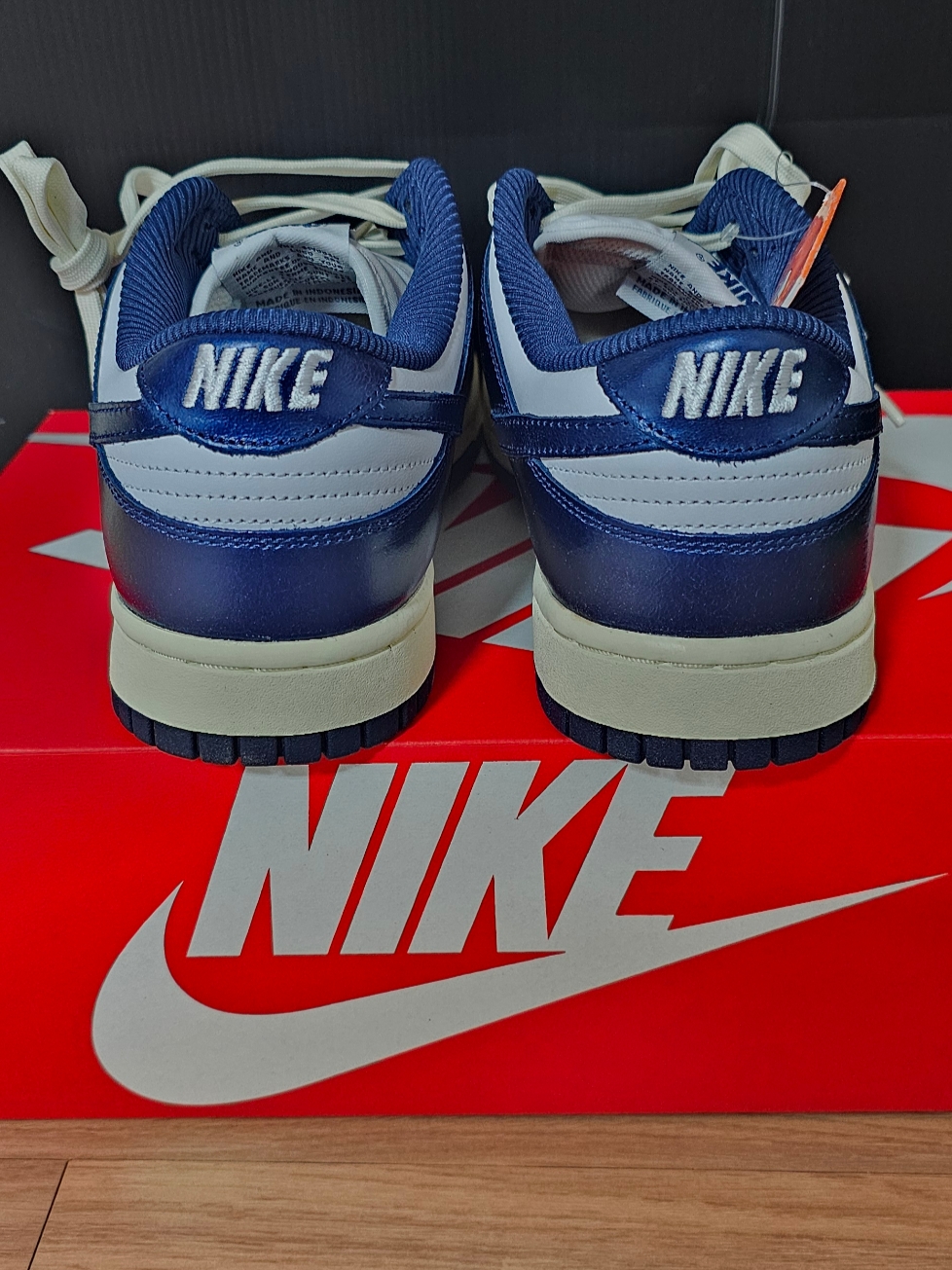 (W) Nike Dunk Low PRM Midnight Navy and White 착용 스타일 - 4