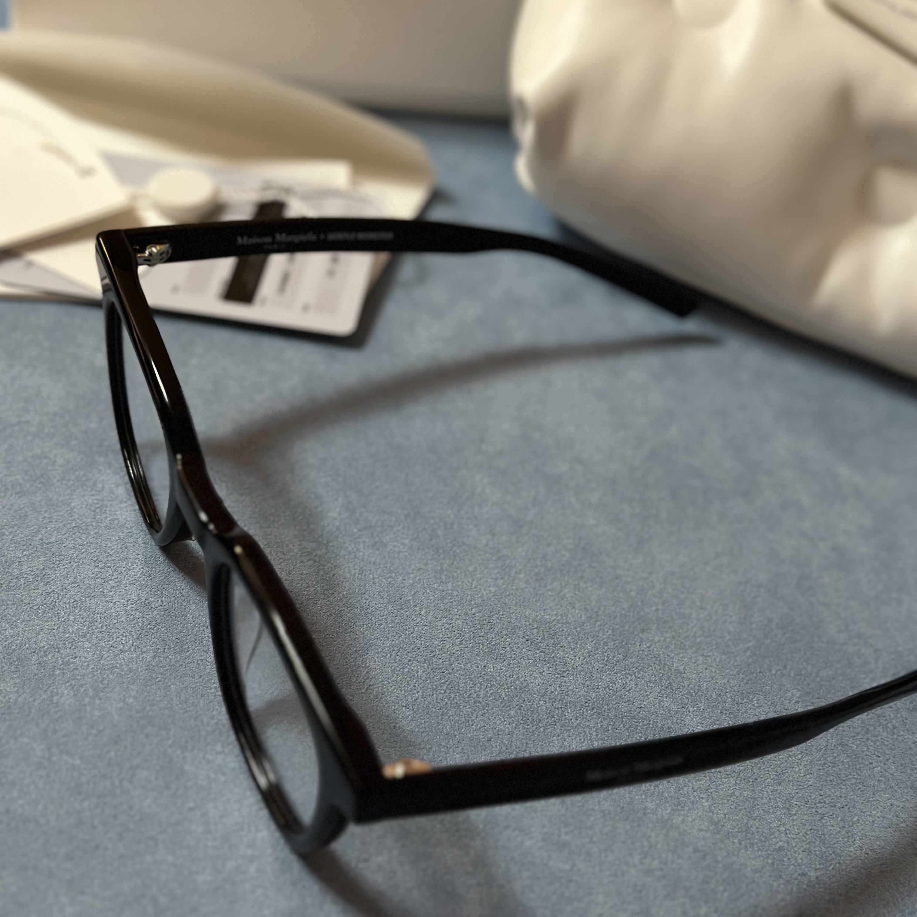 Gentle Monster x Maison Margiela MM010 Clear Black 착용 스타일 - 5