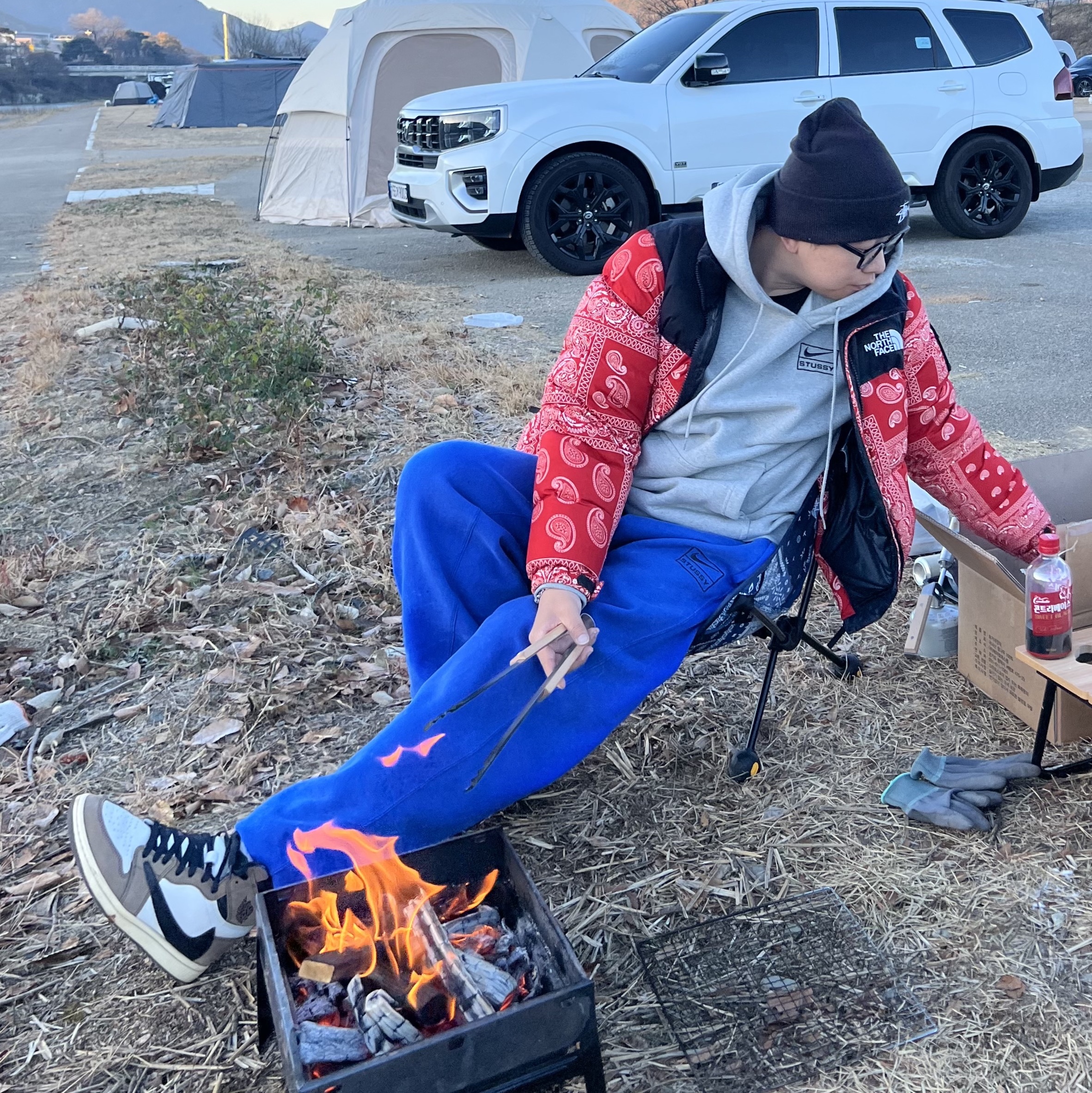 Jordan 1 x Travis Scott Retro High OG SP Mocha, Nike x Stussy NRG Acid Washed Fleece Pants Game Royal (DR4025-480) 착용 스타일
