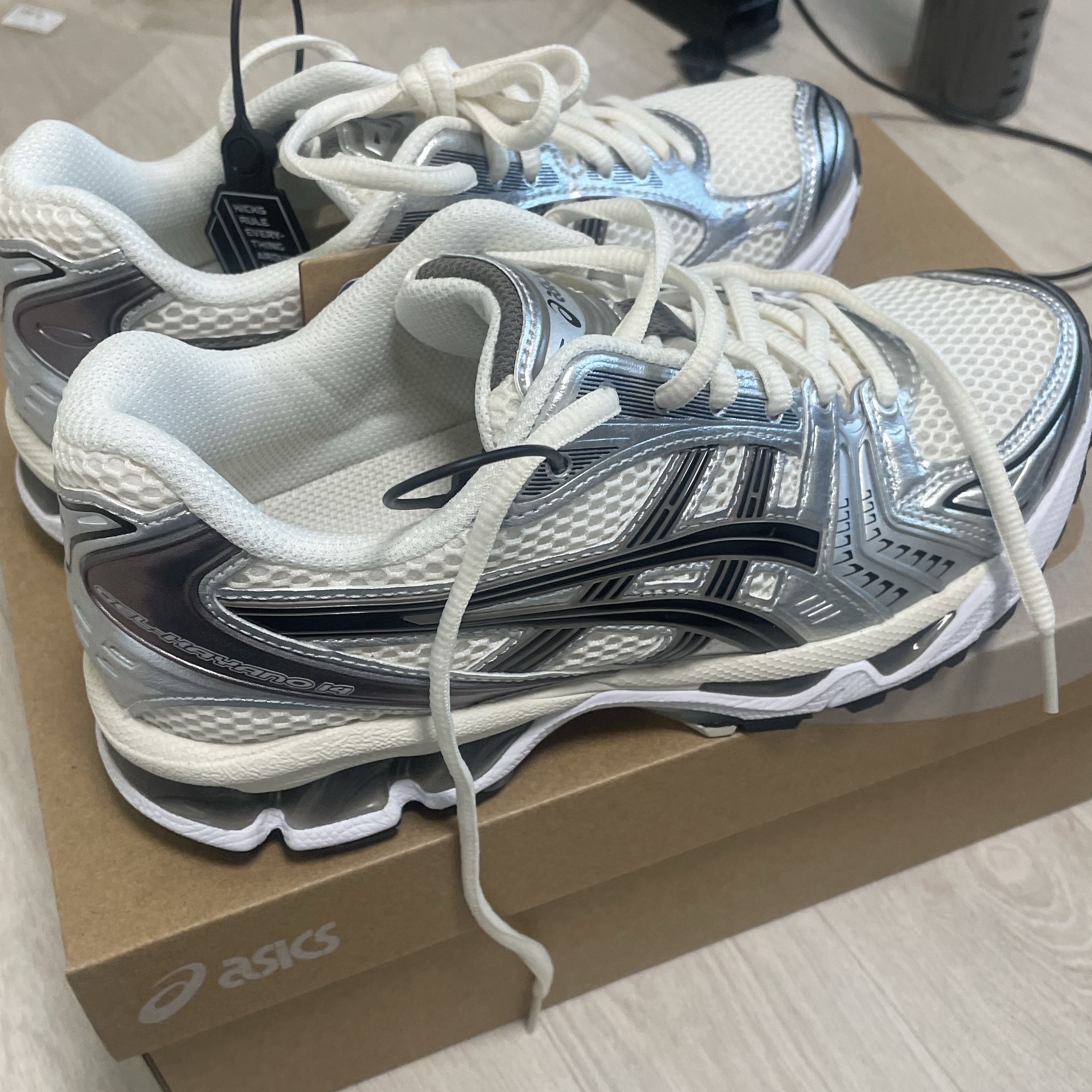 Asics Gel-Kayano 14 Cream Black 착용 스타일