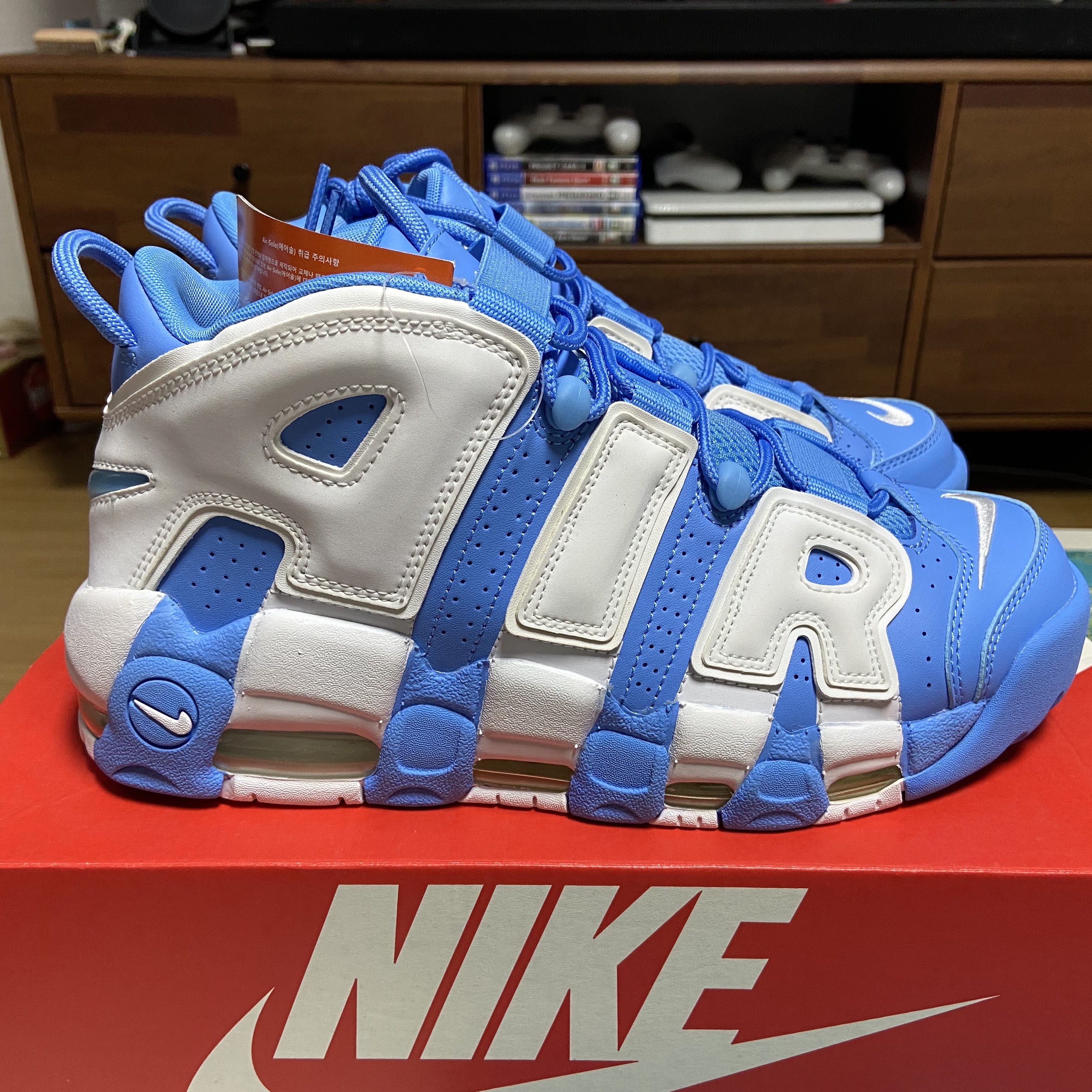 Nike Air More Uptempo University Blue 착용 스타일 - 1