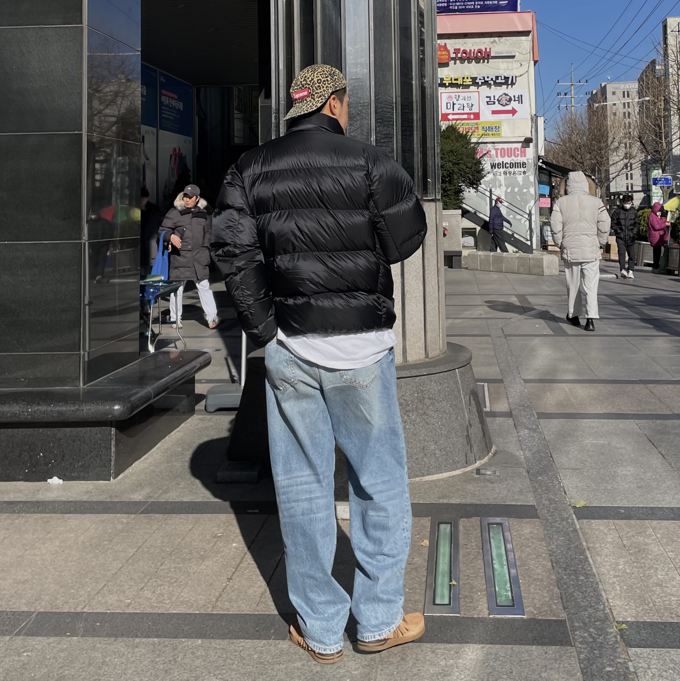 Supreme Washed Chino Twill Camp Cap Leopard - 23FW, Supreme West Hollywood Box Logo T-Shirt White - 23SS 착용 스타일 - 2