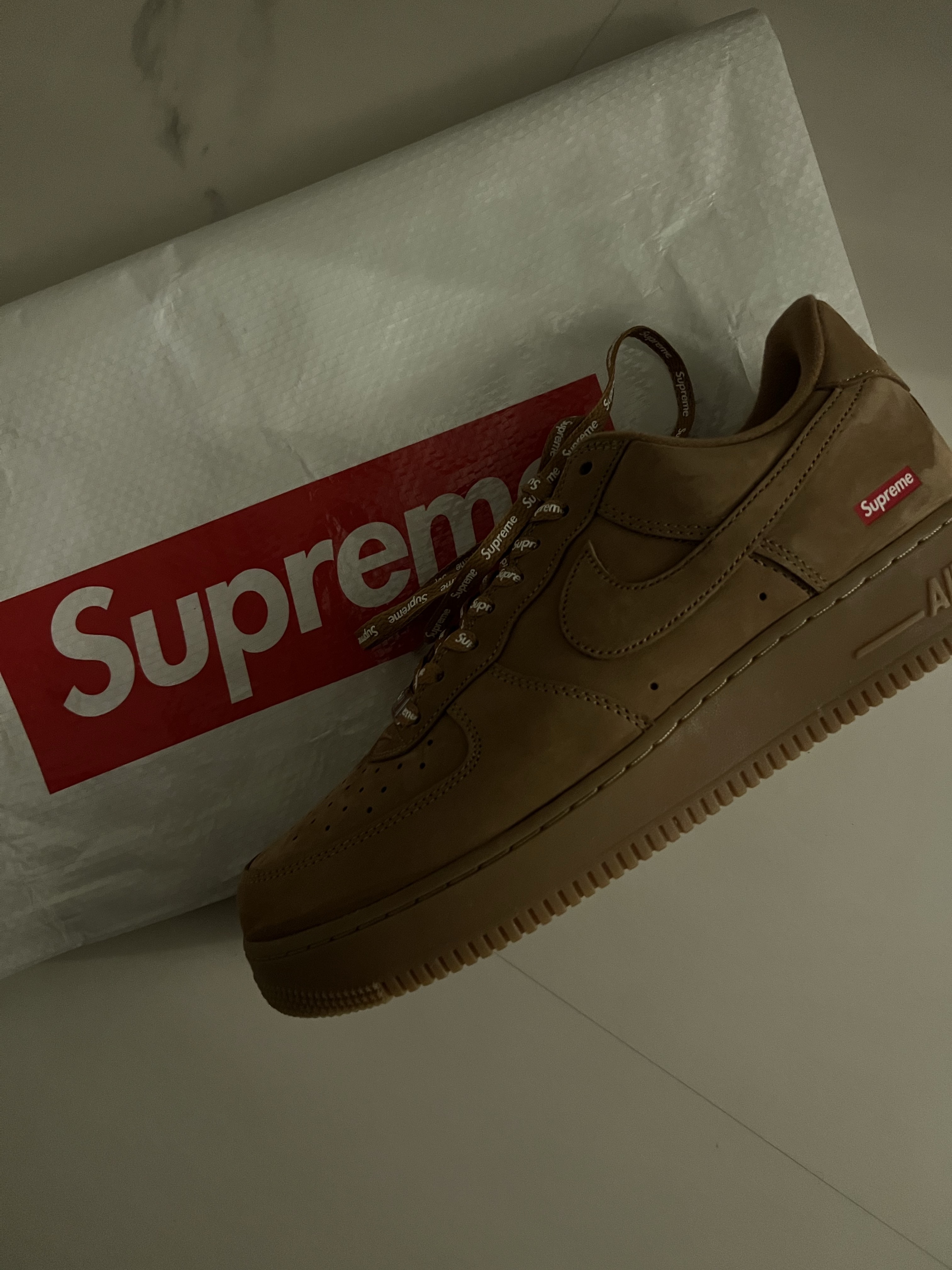 Nike x Supreme Air Force 1 Low Flax 착용 스타일