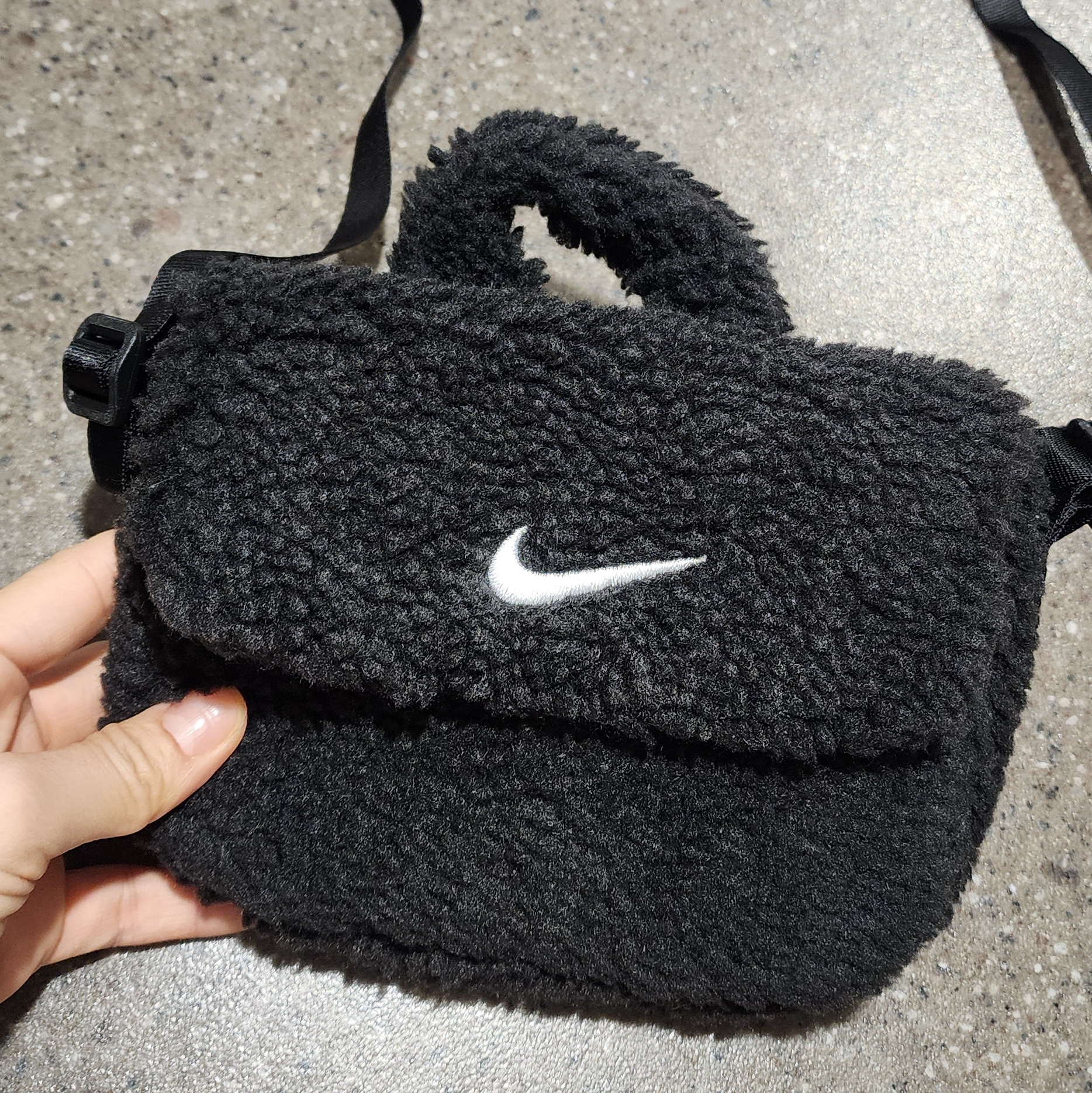 (Kids) Nike NSW Faux Fur Crossbody Bag Black 착용 스타일