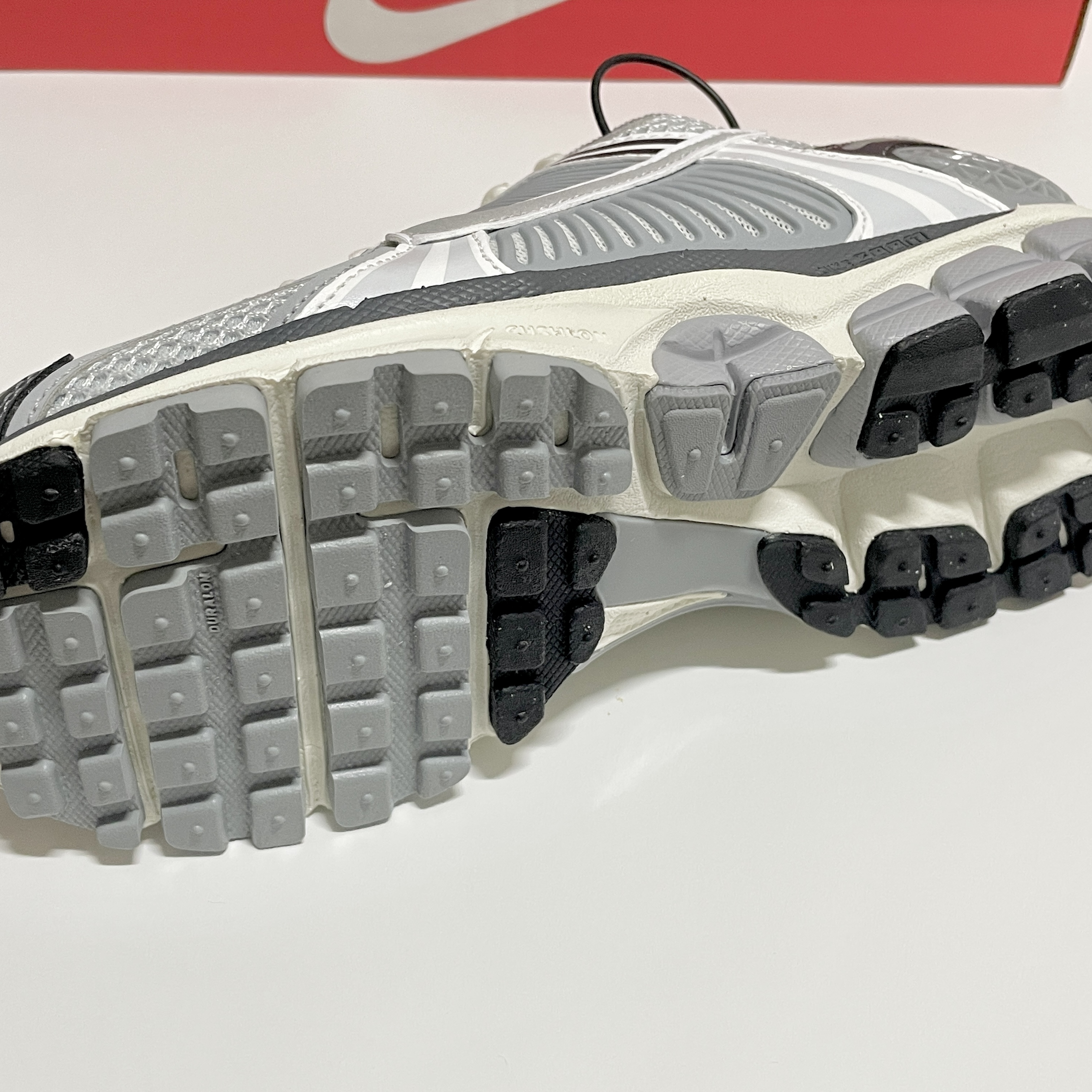 (W) Nike Zoom Vomero 5 Pure Platinum Metallic Silver 착용 스타일 - 3