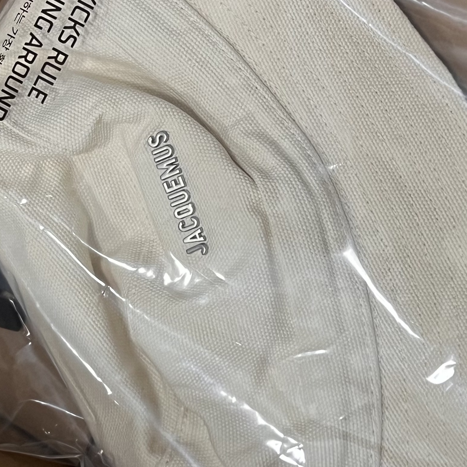 Jacquemus Le Bob Gadjo Bow Bucket Hat Off White 착용 스타일