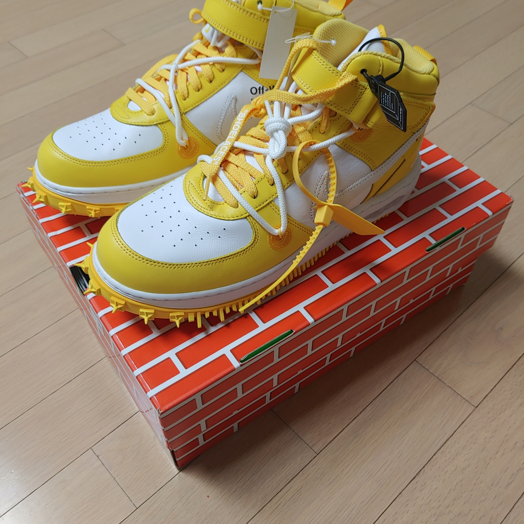 Nike x Off-White Air Force 1 Mid SP Leather Varsity Maize 착용 스타일 - 1