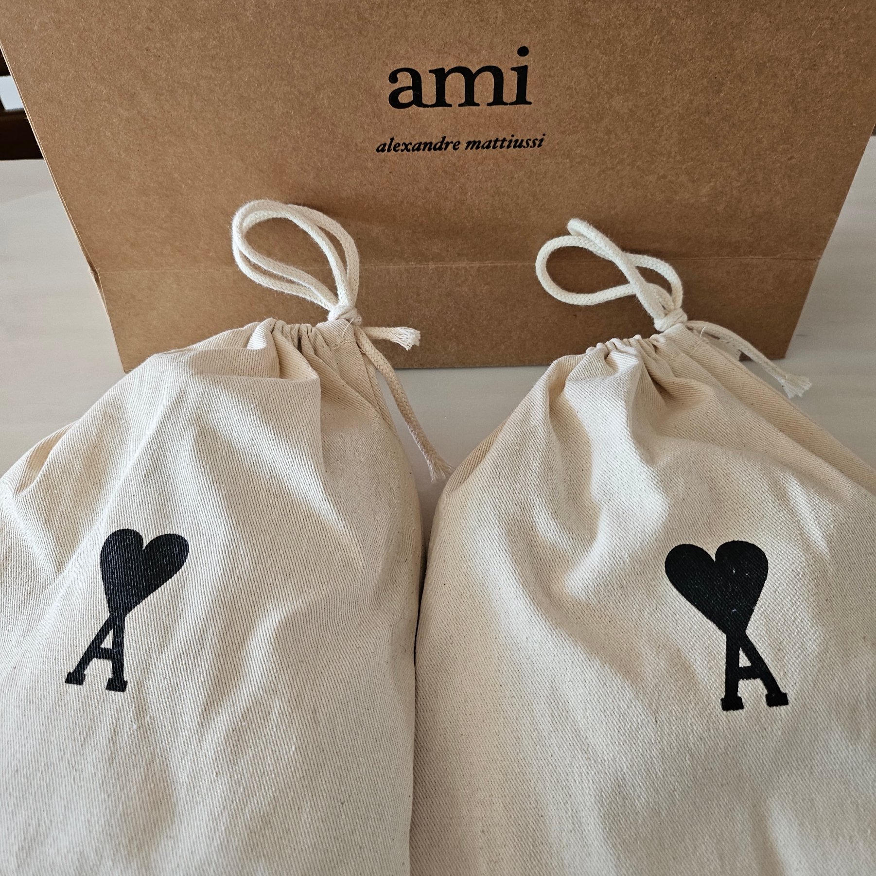 AMI de Coeur Gloves Black Red 착용 스타일 - 3