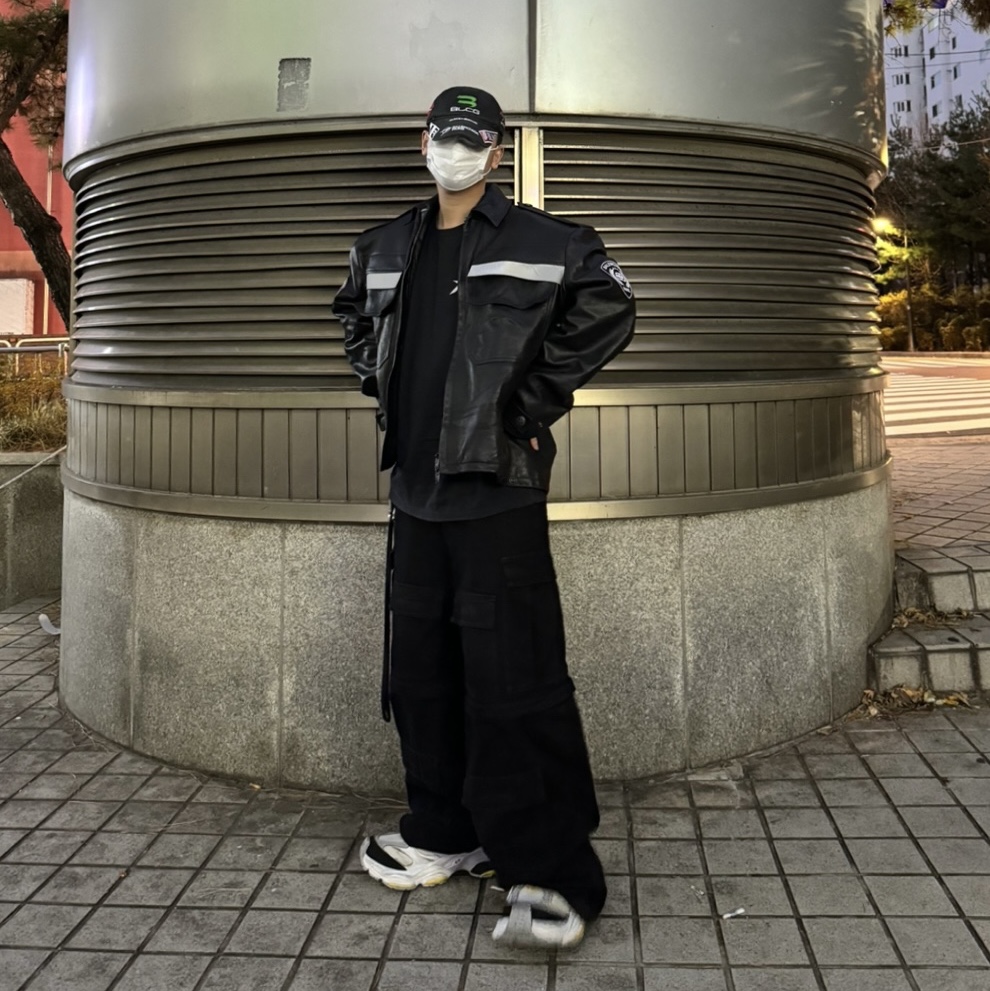 Balenciaga Paris Uniform Jacket Black, Balenciaga Cargo Sneakers Grey Black Yellow 착용 스타일 - 3