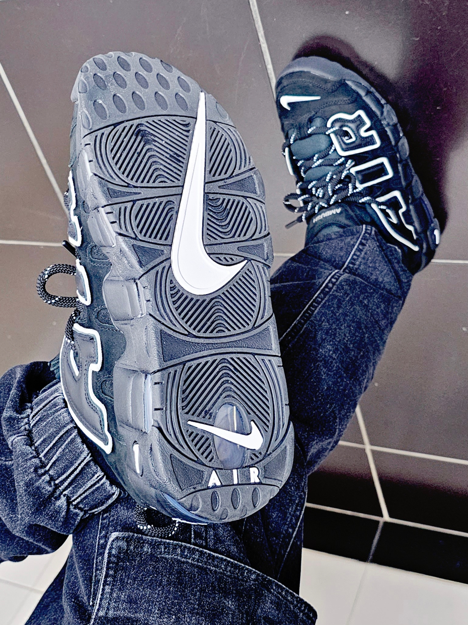 Nike x Ambush Air More Uptempo Low Black and White 착용 스타일 - 3