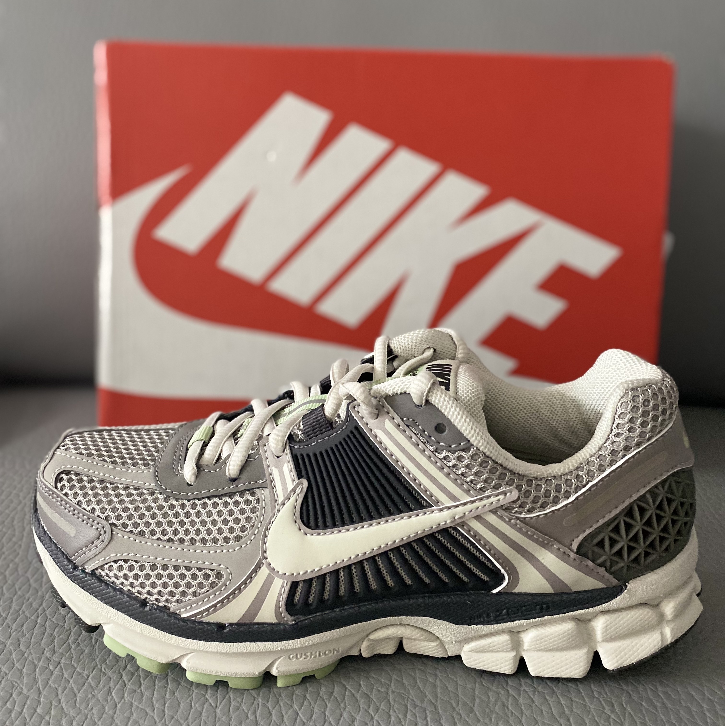 (W) Nike Zoom Vomero 5 Cobblestone and Flat Pewter 착용 스타일