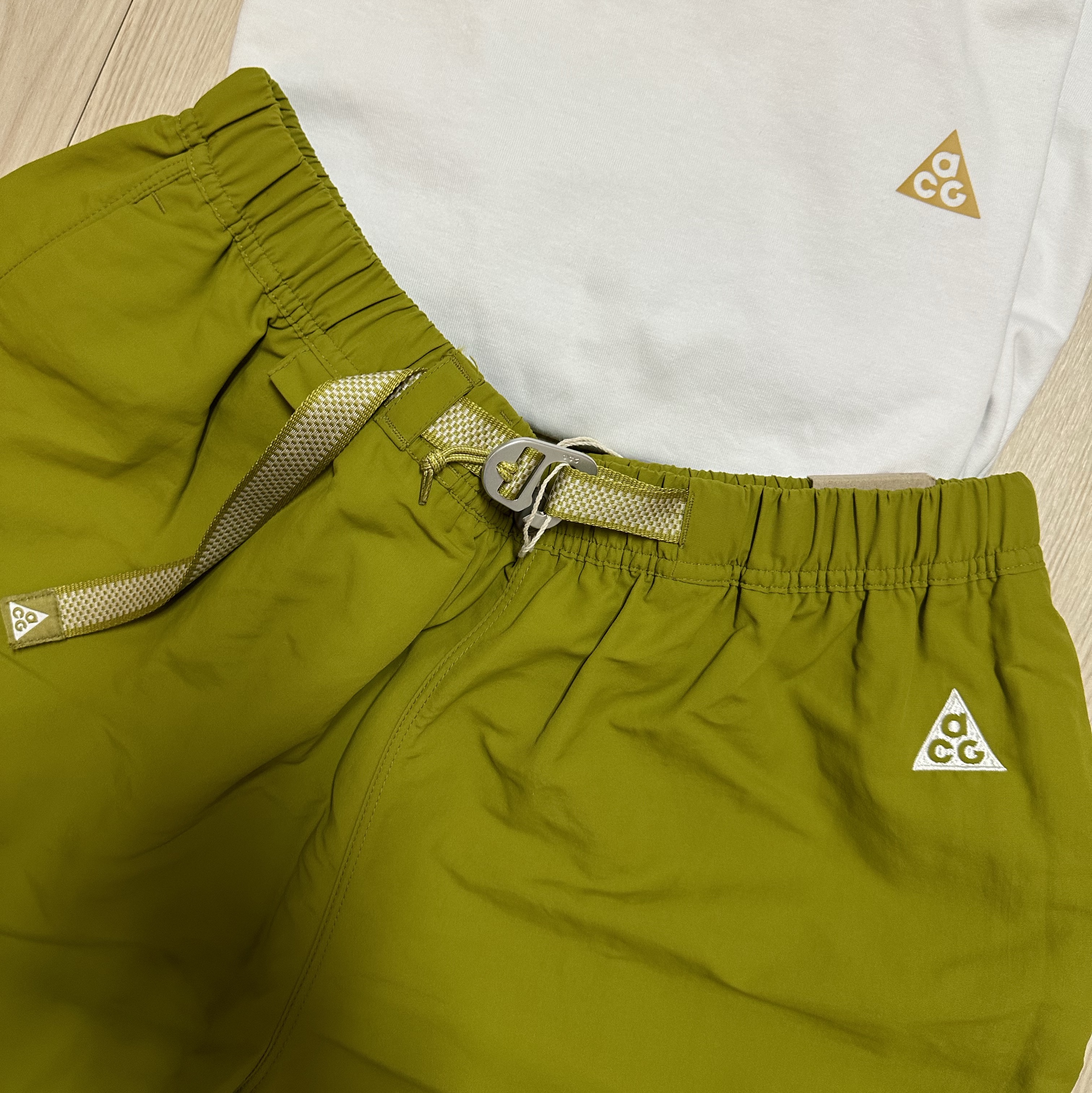 Nike NRG ACG Trail Shorts Moss - US/EU, Nike NRG ACG Cosmic Cocoa Long Sleeve T-Shirt White - US/EU 착용 스타일