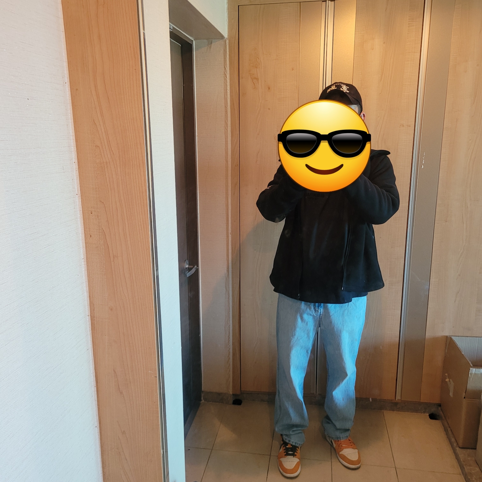 Jordan 1 Low SE Light Curry, Essentials The Core Collection Long Sleeve T-Shirt Stretch Limo 착용 스타일