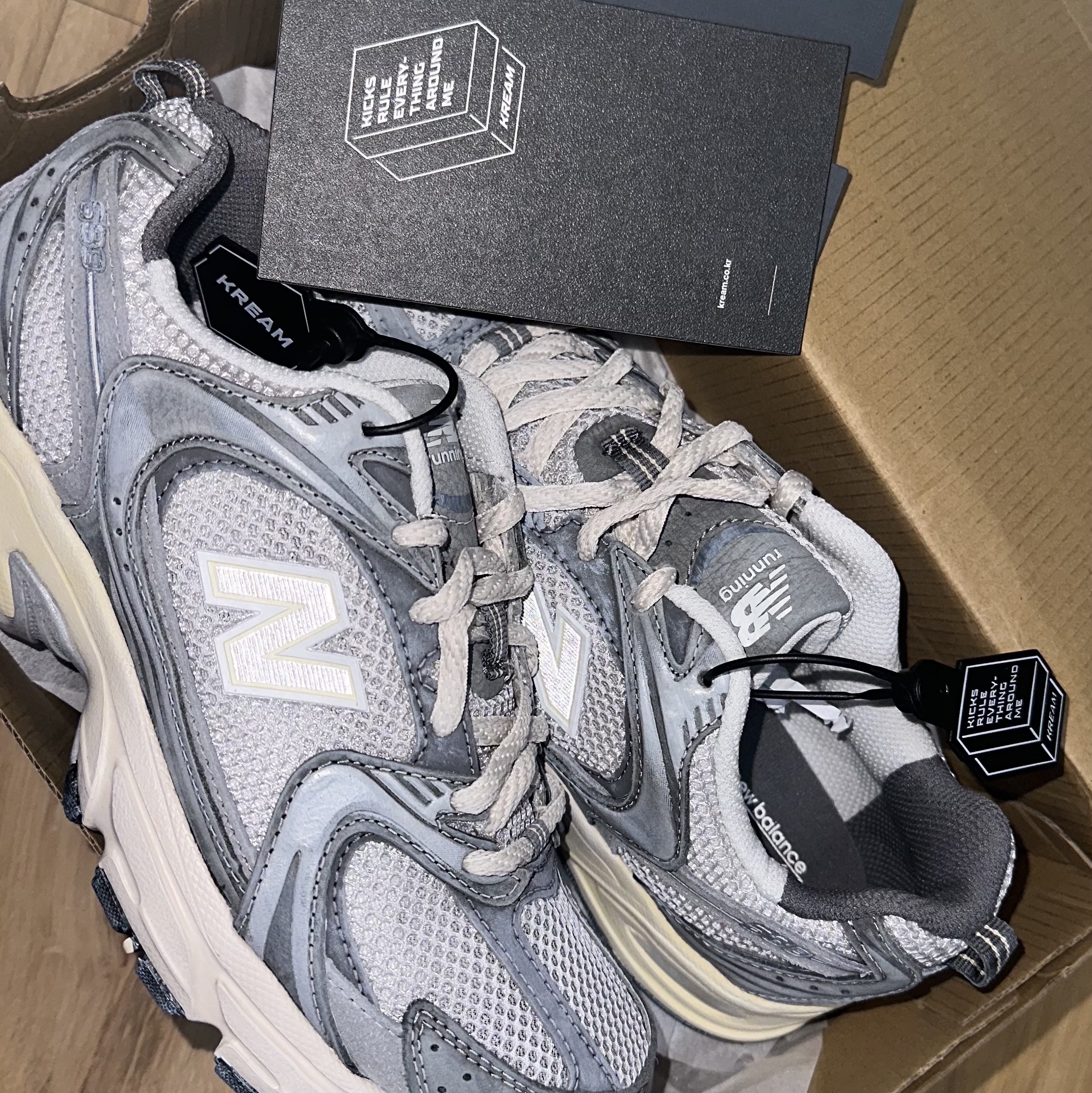 New Balance 530 Premium Vintage Grey Matter 착용 스타일 - 1