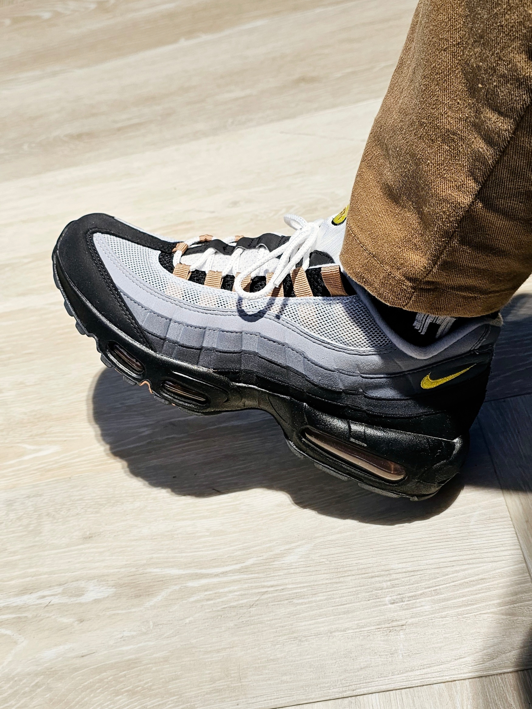 Nike Air Max 95 Wolf Grey Yellow Strike 착용 스타일 - 2