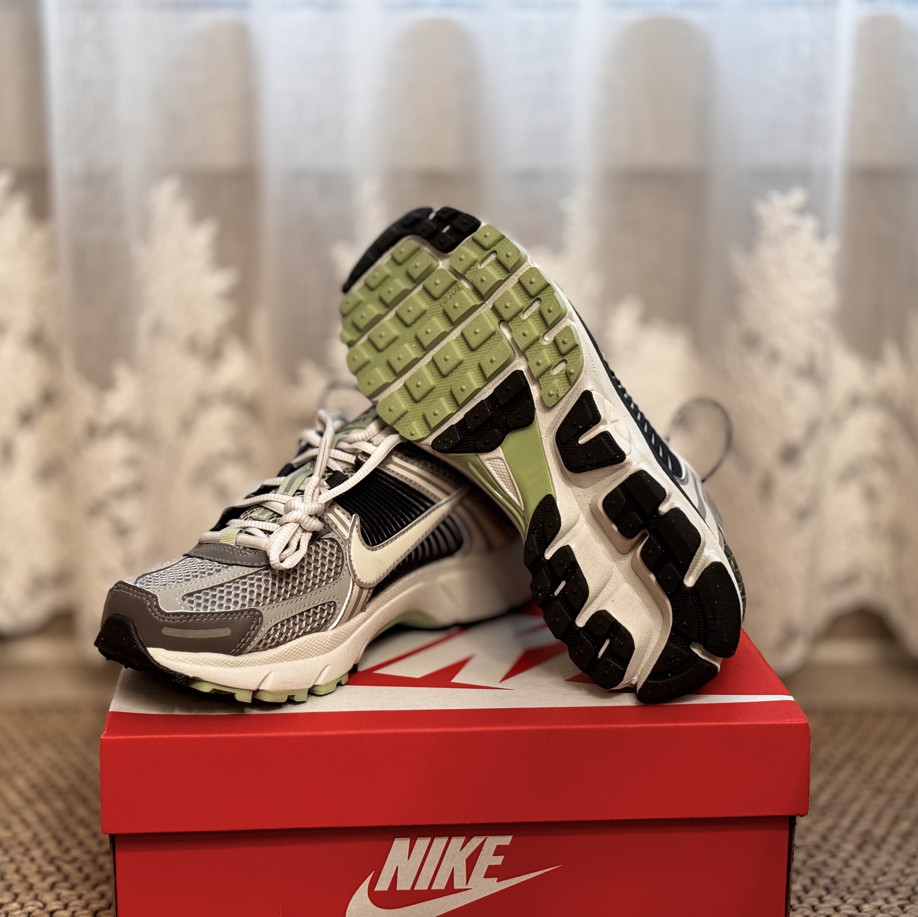 (W) Nike Zoom Vomero 5 Cobblestone and Flat Pewter 착용 스타일 - 1