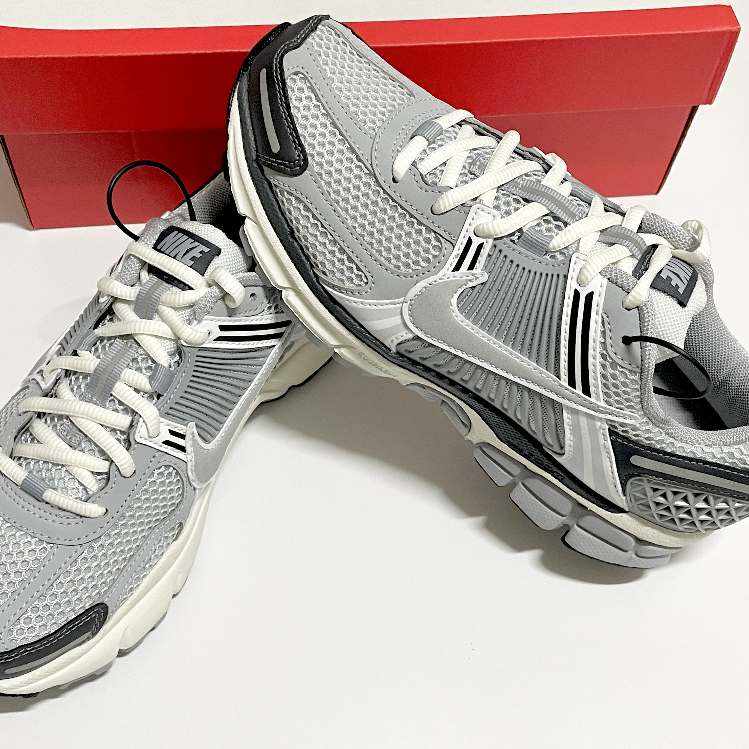 (W) Nike Zoom Vomero 5 Pure Platinum Metallic Silver 착용 스타일 - 2
