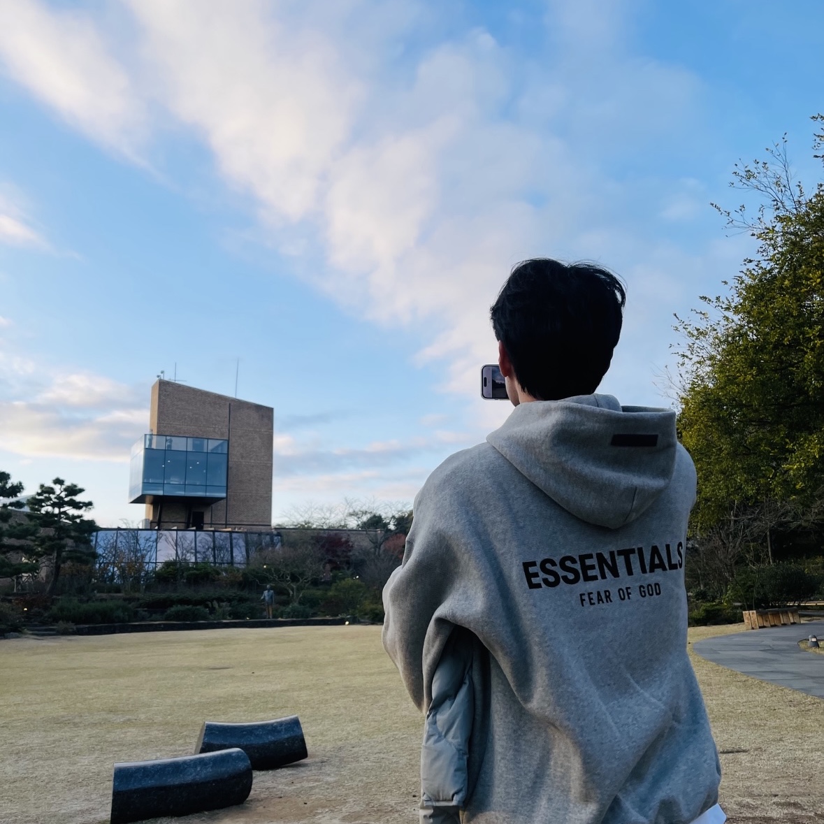 Essentials The Core Collection Hoodie Dark Oatmeal 착용 스타일