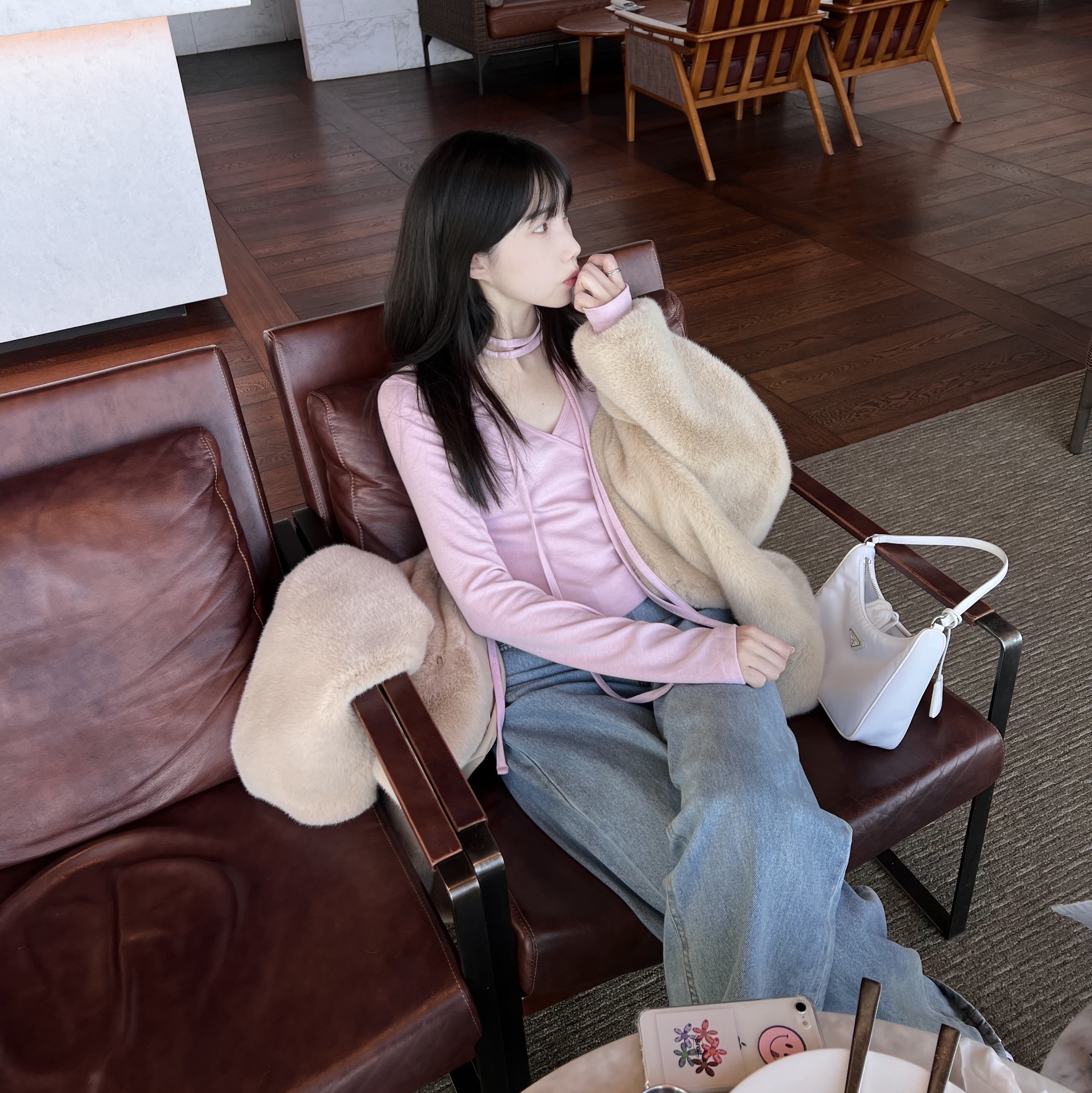 Adidas Samba Vegan White Black, Prada Re-Edition 2005 Re-Nylon Mini Bag White 착용 스타일 - 3