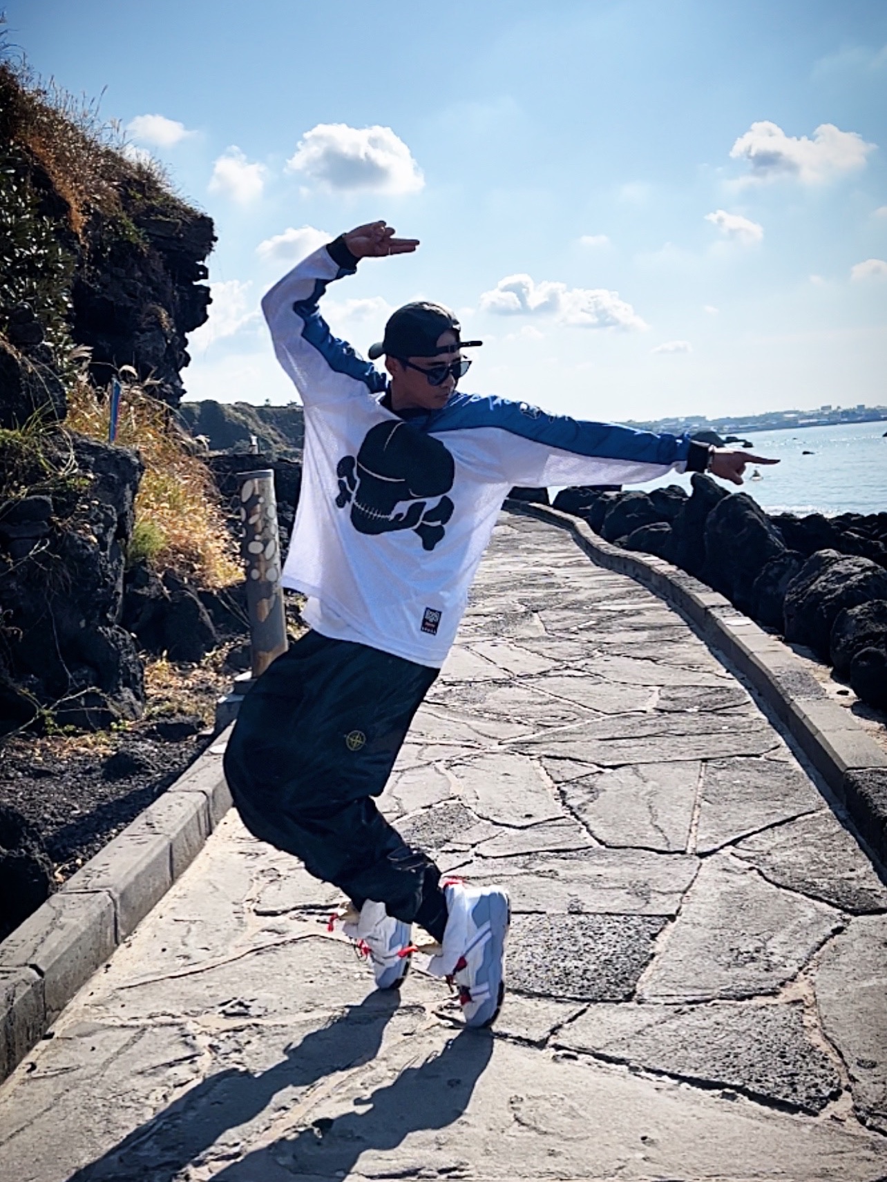 Supreme Leather Camp Cap Black - 21SS, Supreme x Stone Island New Silk Light Pants Black - 19SS 착용 스타일 - 3