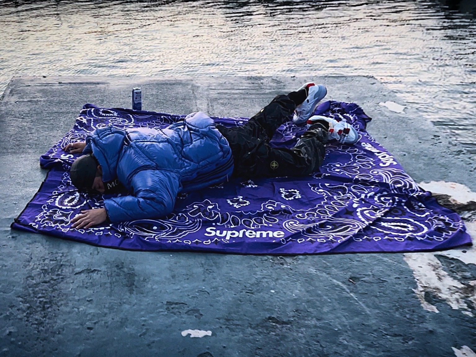 Supreme Leather Camp Cap Black - 21SS, Supreme x Bounty Hunter Mesh Moto Jersey Royal Blue - 23FW 착용 스타일 - 5