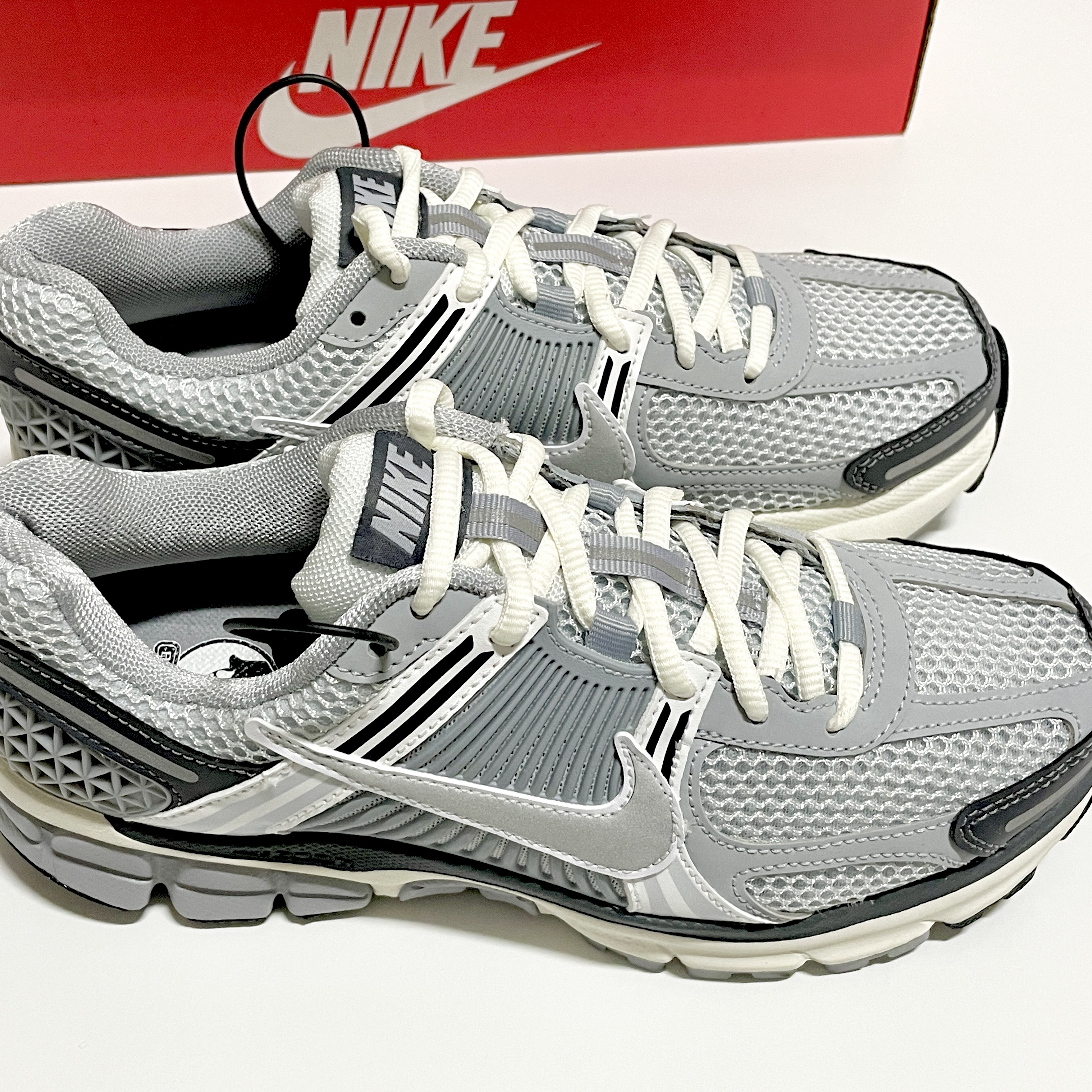 (W) Nike Zoom Vomero 5 Pure Platinum Metallic Silver 착용 스타일 - 1