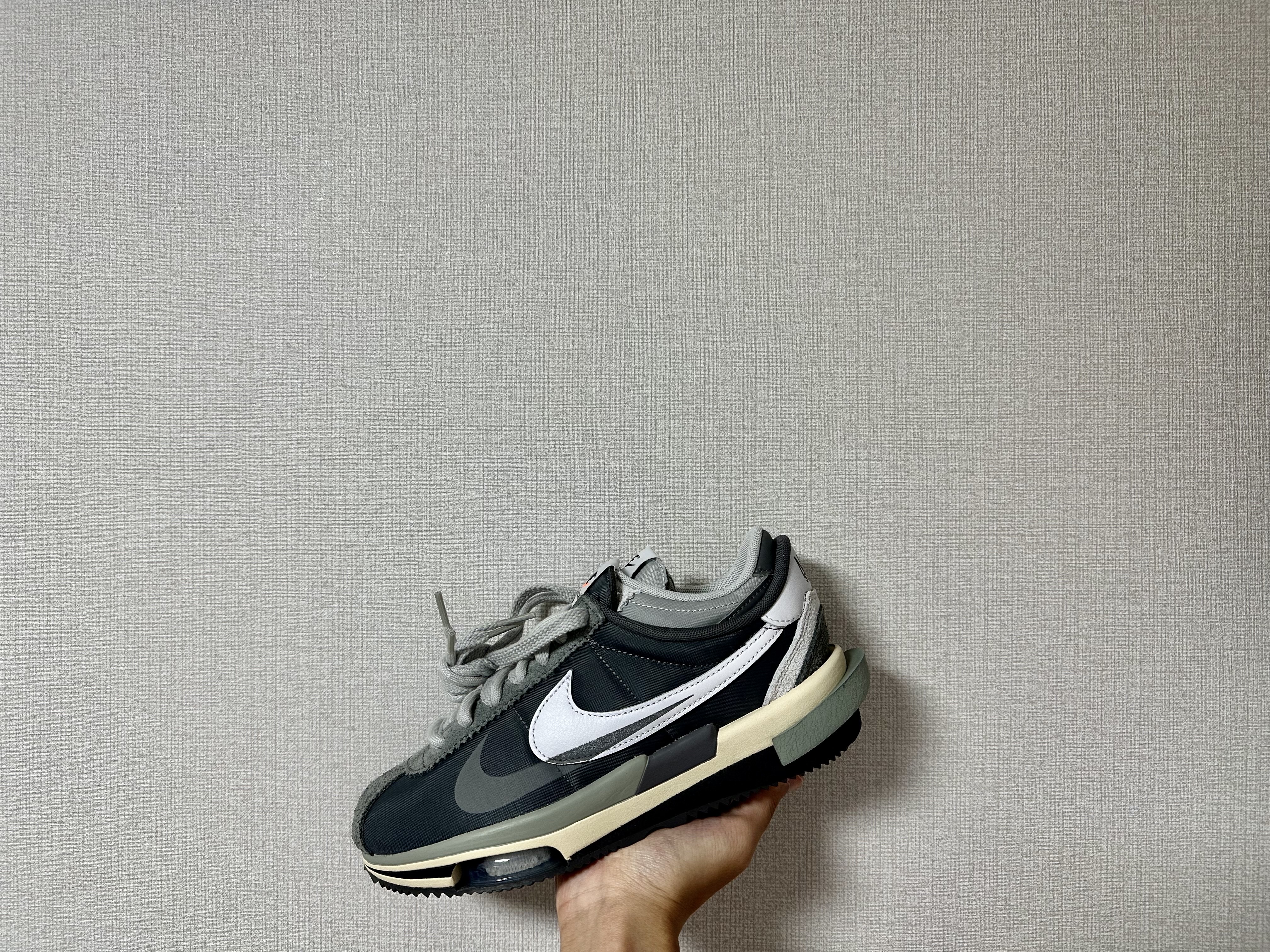 Nike x Sacai Zoom Cortez SP Iron Grey 착용 스타일 - 2
