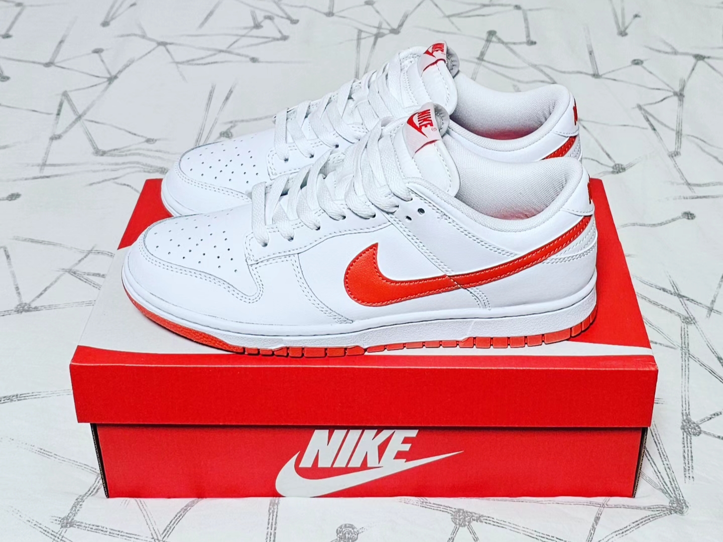 Nike Dunk Low Retro White Picante Red 착용 스타일 - 2